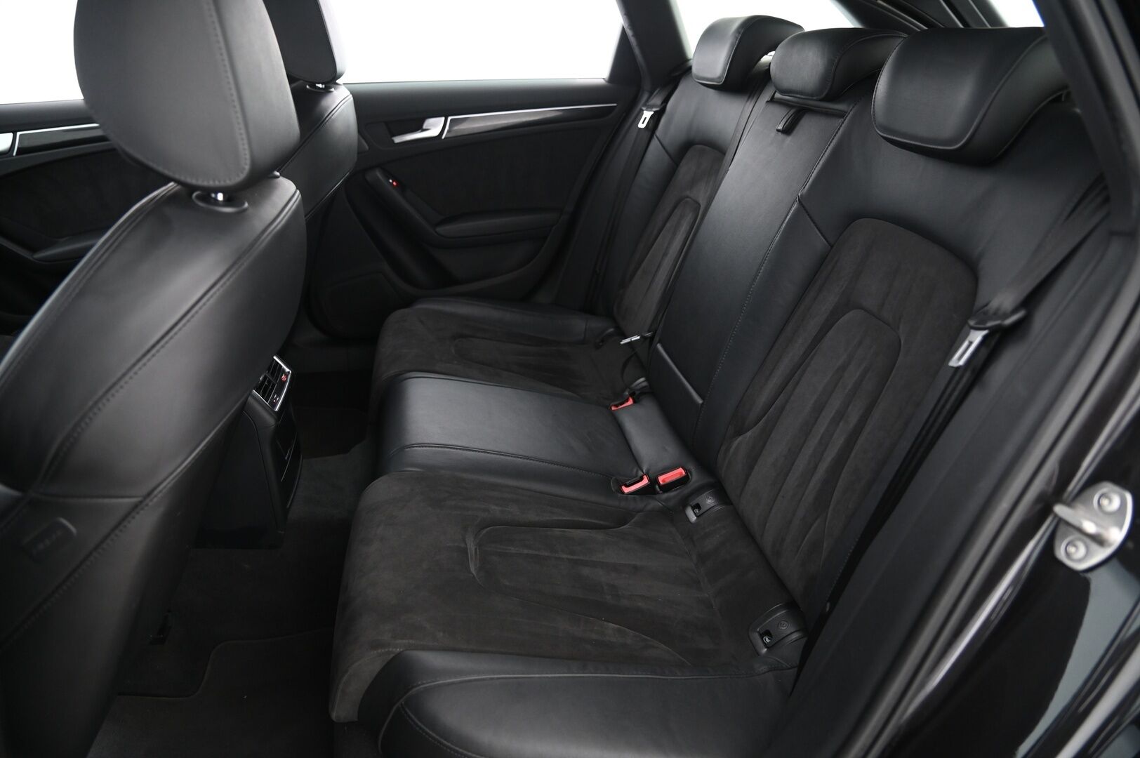 Audi A4 2015 Avant Land of quattro Edition 2,0 TDI 140 kW quattro S tronic * Webasto / Sport-penkit / Sähköluukku / Tutkat ** - Urheiluistuimet / vakionopeudensäädin / Audi Sound System / Xenon 