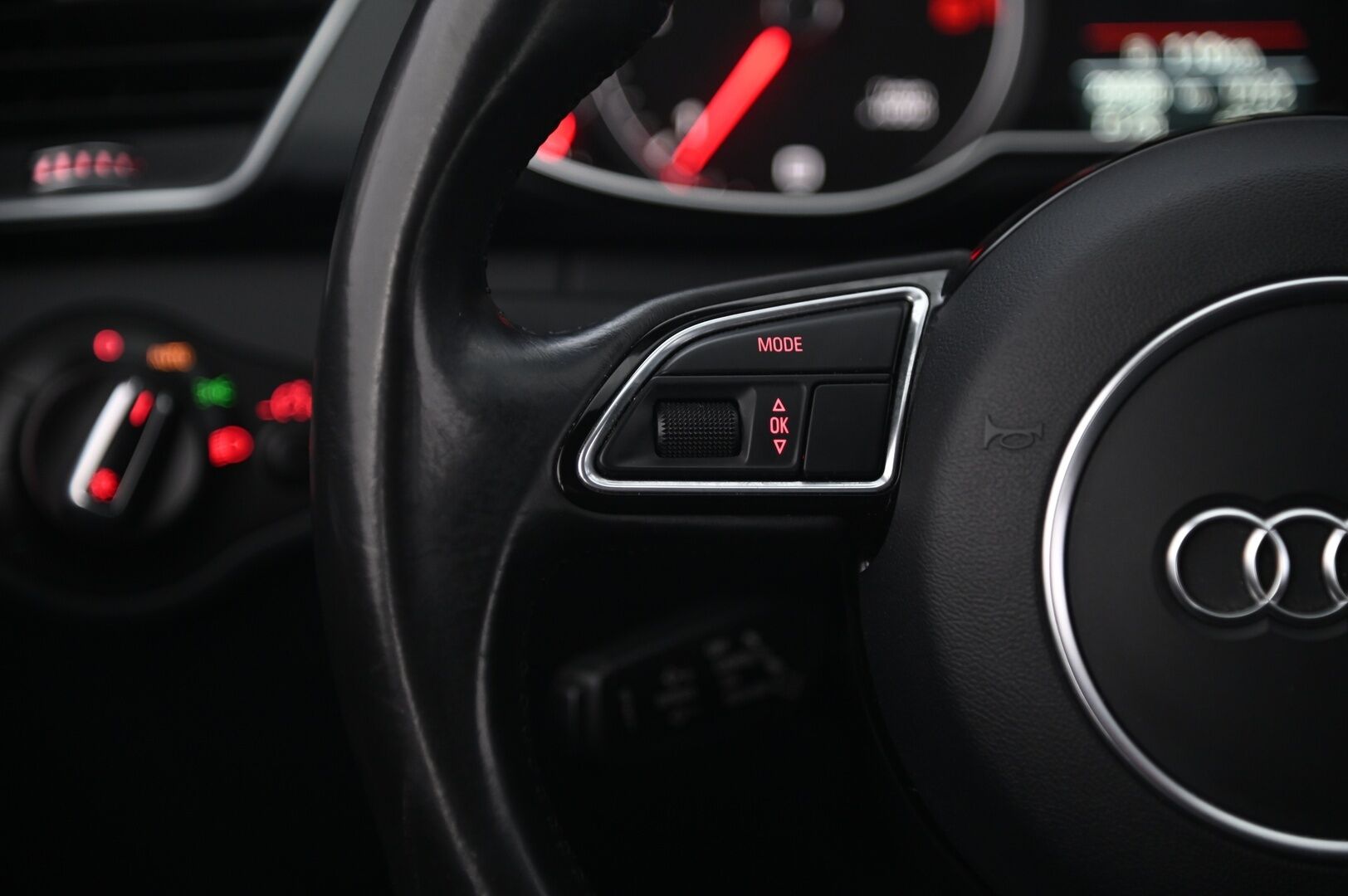 Audi A4 2015 Avant Land of quattro Edition 2,0 TDI 140 kW quattro S tronic * Webasto / Sport-penkit / Sähköluukku / Tutkat ** - Urheiluistuimet / vakionopeudensäädin / Audi Sound System / Xenon 