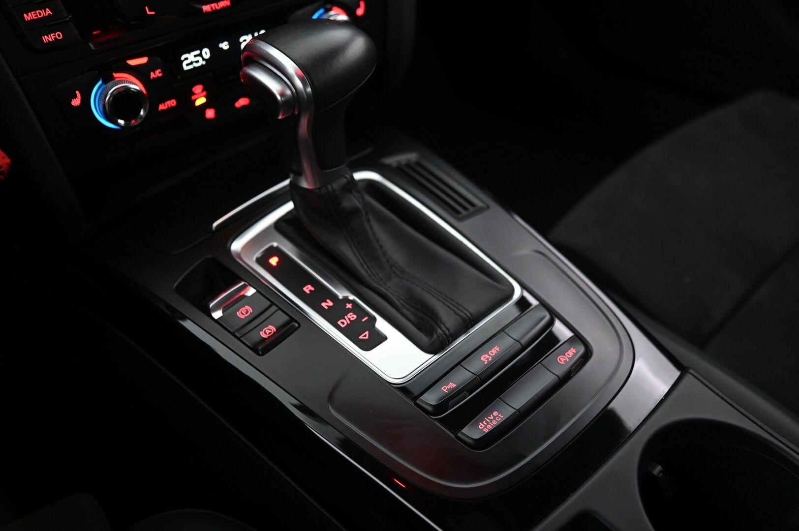 Audi A4 2015 Avant Land of quattro Edition 2,0 TDI 140 kW quattro S tronic * Webasto / Sport-penkit / Sähköluukku / Tutkat ** - Flat bottom / Urheiluistuimet / vakionopeudensäädin / Audi Sound System / Xenon - HULLUT AVAJAISHULINAT KORKOTARJOUS 3,29 %