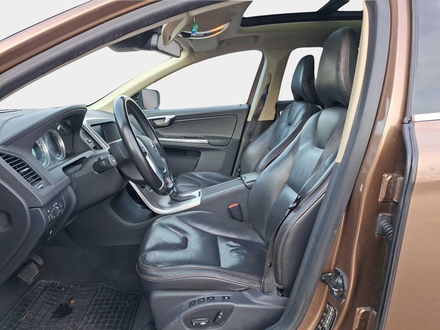 Volvo XC60 2013 D5 AWD Summum aut - Webasto | Adapt. vak. | Panorama | Nahat | Muistipenkki | BLIS | Xenon | Navi | Bluetooth | - KORKO VAIN 3,99 %