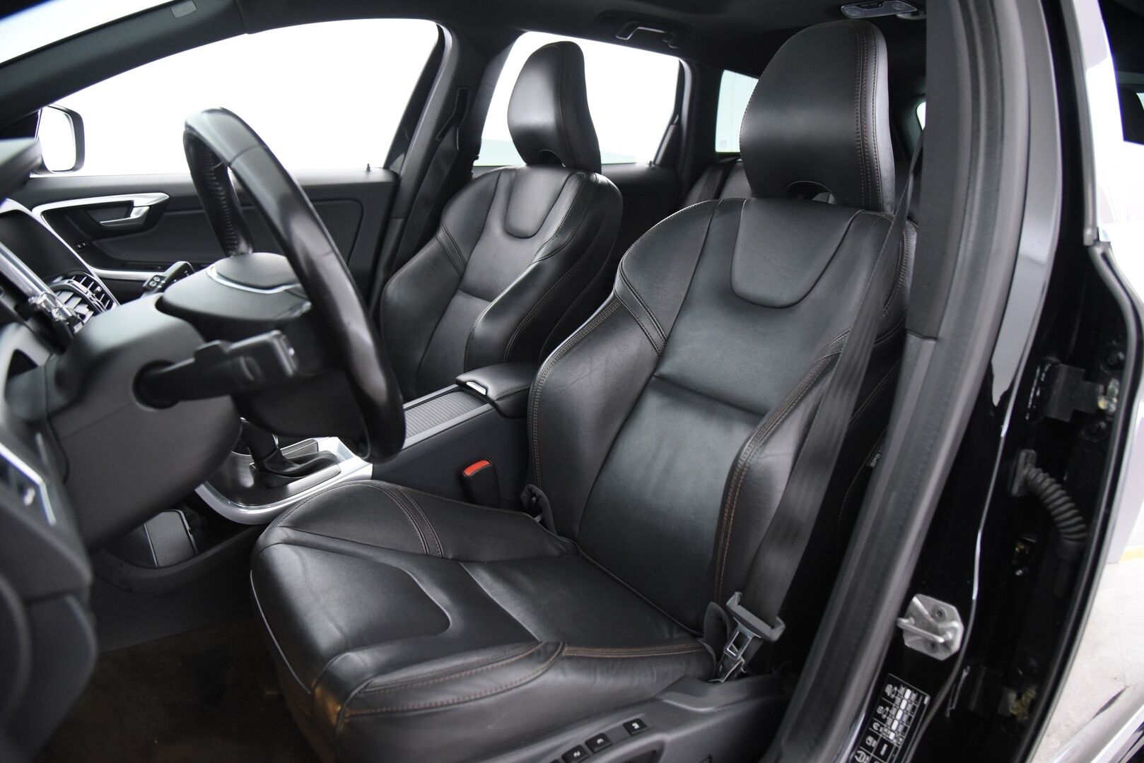 Volvo XC60 2015 D3 Summum / Panorama / Lohkolämmitin / Nahkasisusta / Muistipenkki - 2x alumiinivanteet / Hyvillä renkailla!