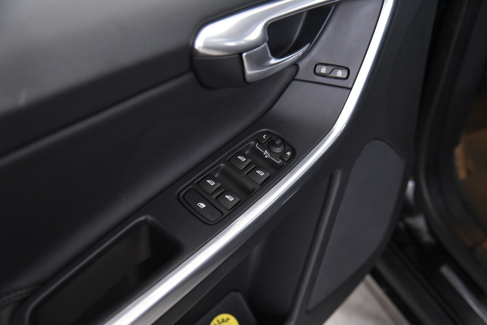 Volvo XC60 2015 D3 Summum / Panorama / Lohkolämmitin / Nahkasisusta / Muistipenkki - 2x alumiinivanteet / Hyvillä renkailla!