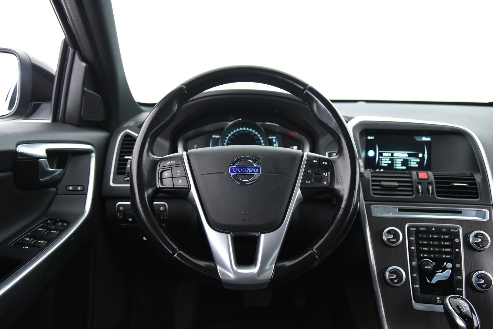 Volvo XC60 2015 D3 Summum / Panorama / Lohkolämmitin / Nahkasisusta / Muistipenkki - 2x alumiinivanteet / Hyvillä renkailla!