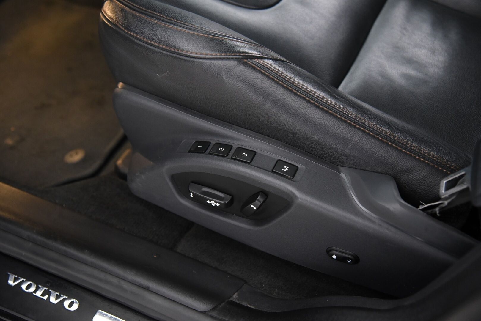 Volvo XC60 2016 D3 Summum / Panorama / Lohkolämmitin / Nahkasisusta / Muistipenkki - 2x alumiinivanteet / Hyvillä renkailla!