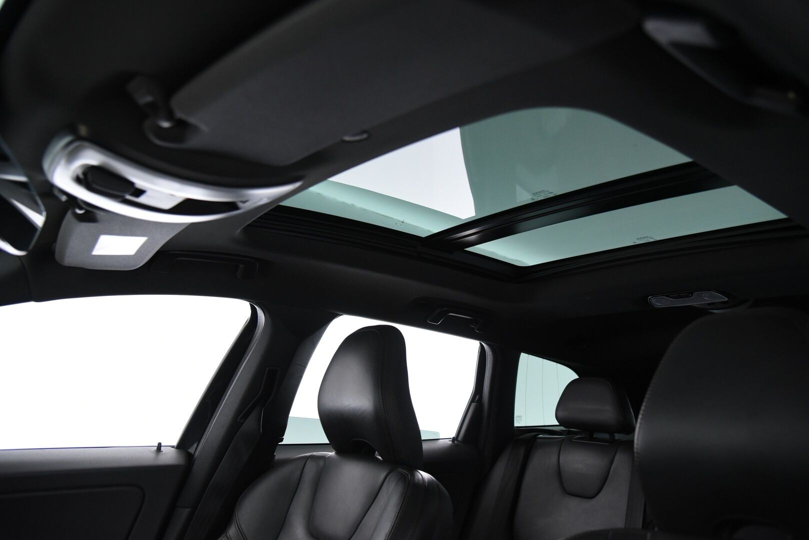 Volvo XC60 2016 D3 Summum / Panorama / Lohkolämmitin / Nahkasisusta / Muistipenkki - 2x alumiinivanteet / Hyvillä renkailla!