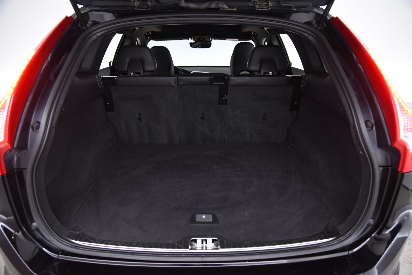 Volvo XC60 2016 D3 Summum / Panorama / Lohkolämmitin / Nahkasisusta / Muistipenkki - 2x alumiinivanteet / Hyvillä renkailla!