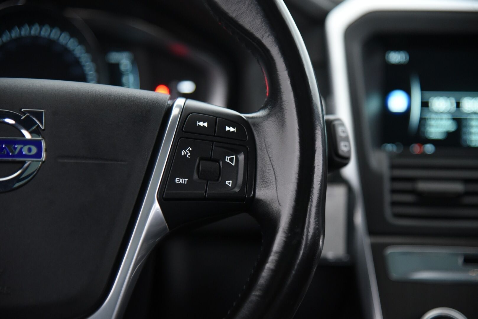 Volvo XC60 2015 D3 Summum / Panorama / Lohkolämmitin / Nahkasisusta / Muistipenkki - 2x alumiinivanteet / Hyvillä renkailla!