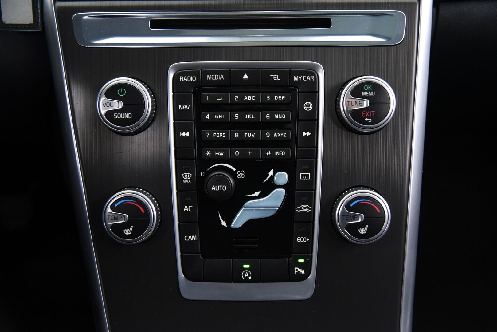 Volvo XC60 2016 D3 Summum / Panorama / Lohkolämmitin / Nahkasisusta / Muistipenkki - 2x alumiinivanteet / Hyvillä renkailla!