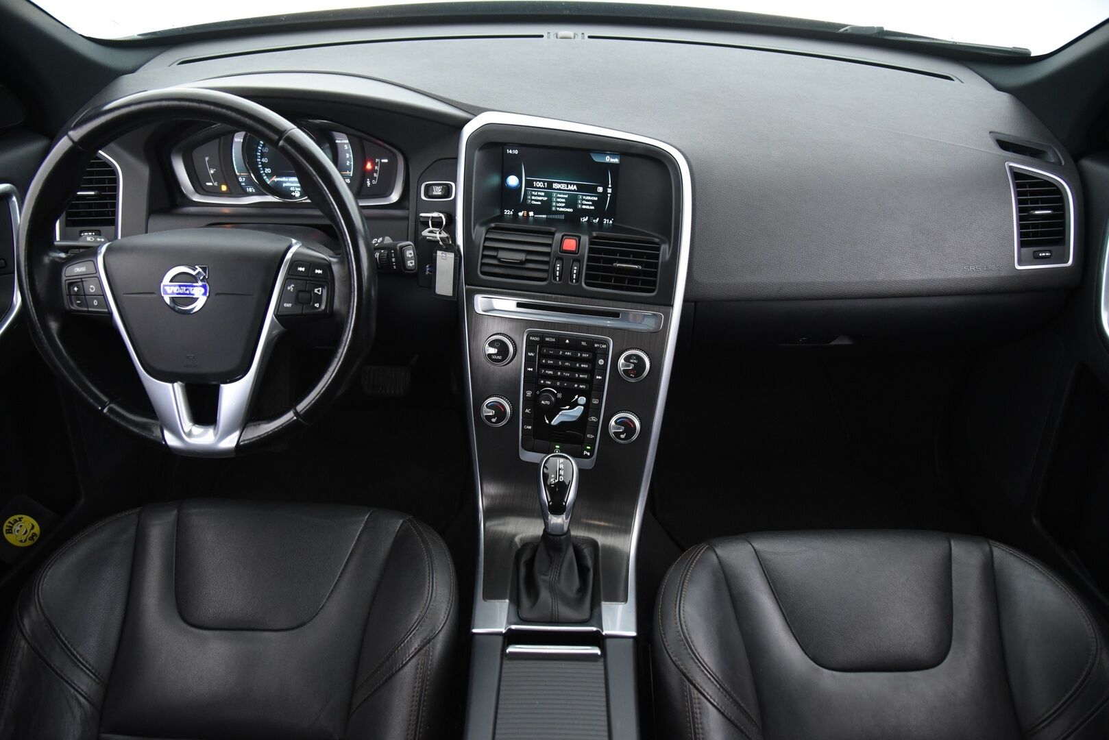 Volvo XC60 2015 D3 Summum / Panorama / Lohkolämmitin / Nahkasisusta / Muistipenkki - 2x alumiinivanteet / Hyvillä renkailla!