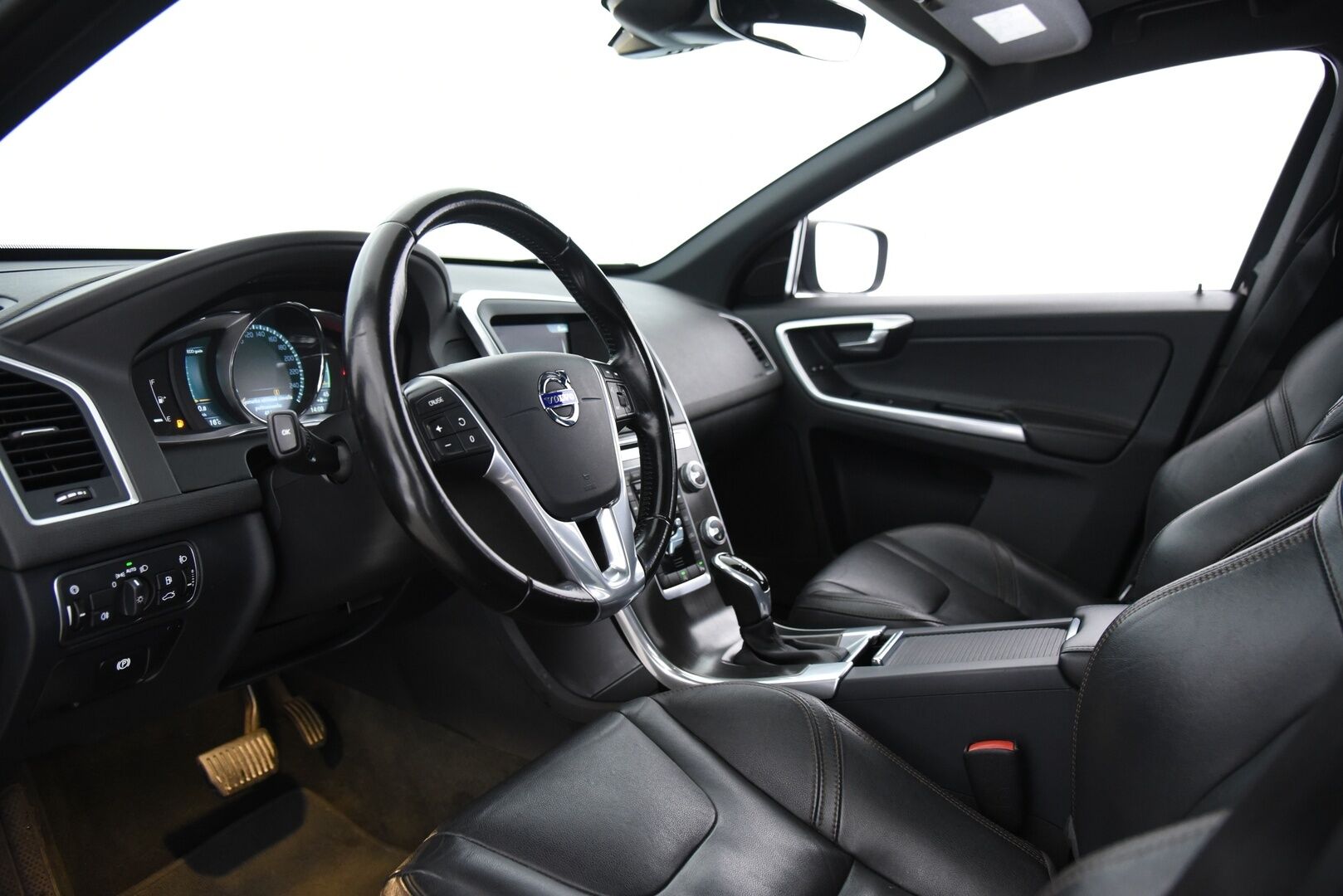 Volvo XC60 2015 D3 Summum / Panorama / Lohkolämmitin / Nahkasisusta / Muistipenkki - 2x alumiinivanteet / Hyvillä renkailla!
