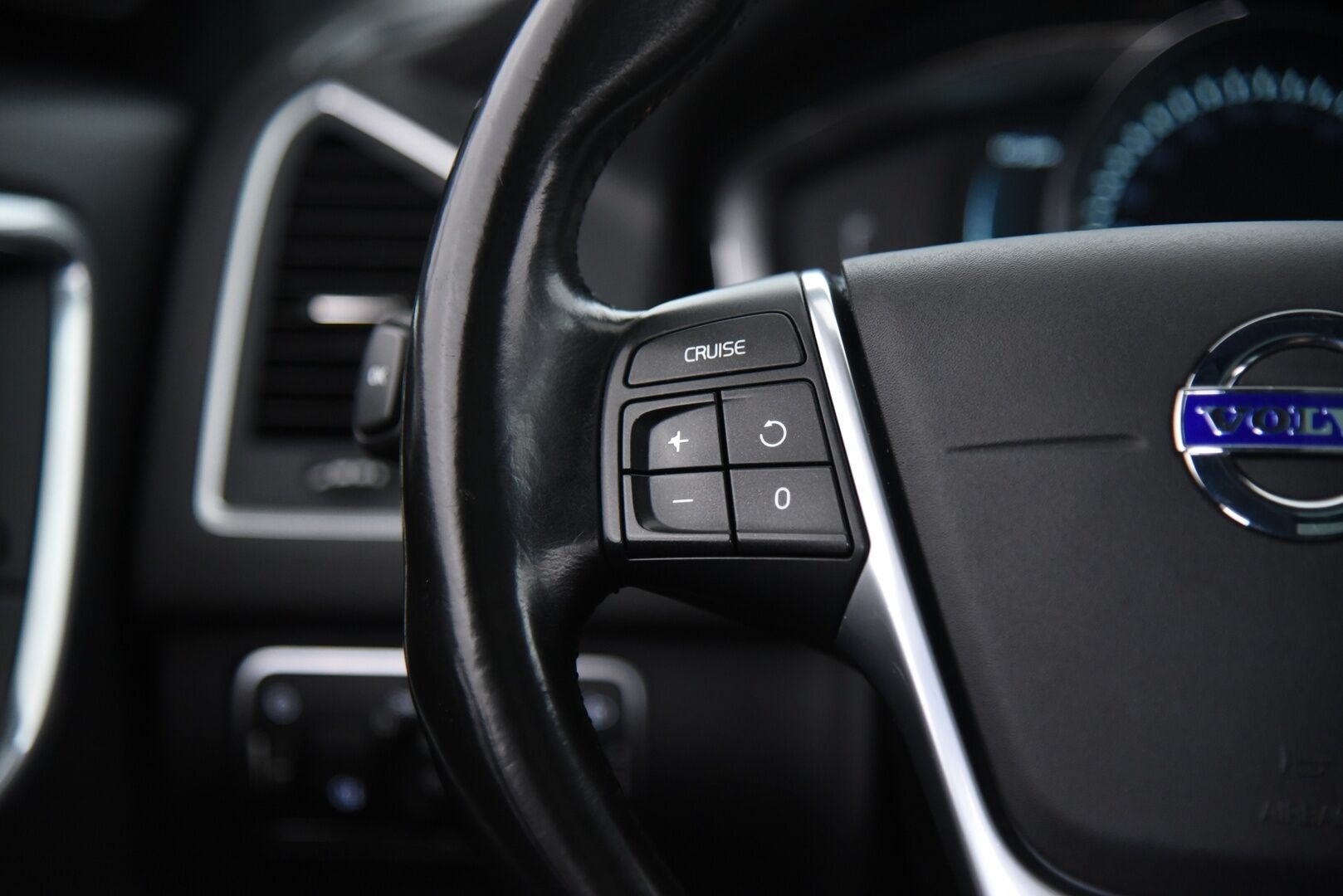 Volvo XC60 2016 D3 Summum / Panorama / Lohkolämmitin / Nahkasisusta / Muistipenkki - 2x alumiinivanteet / Hyvillä renkailla!