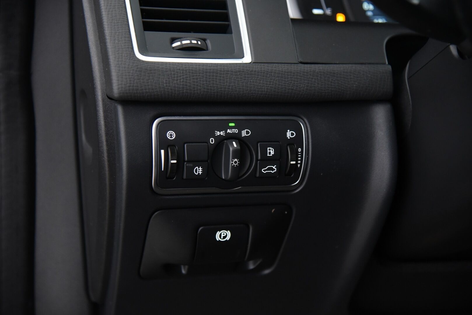 Volvo XC60 2016 D3 Summum / Panorama / Lohkolämmitin / Nahkasisusta / Muistipenkki - 2x alumiinivanteet / Hyvillä renkailla!