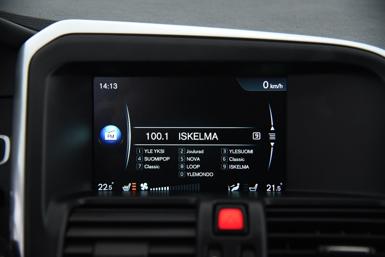 Volvo XC60 2015 D3 Summum / Panorama / Lohkolämmitin / Nahkasisusta / Muistipenkki - 2x alumiinivanteet / Hyvillä renkailla!