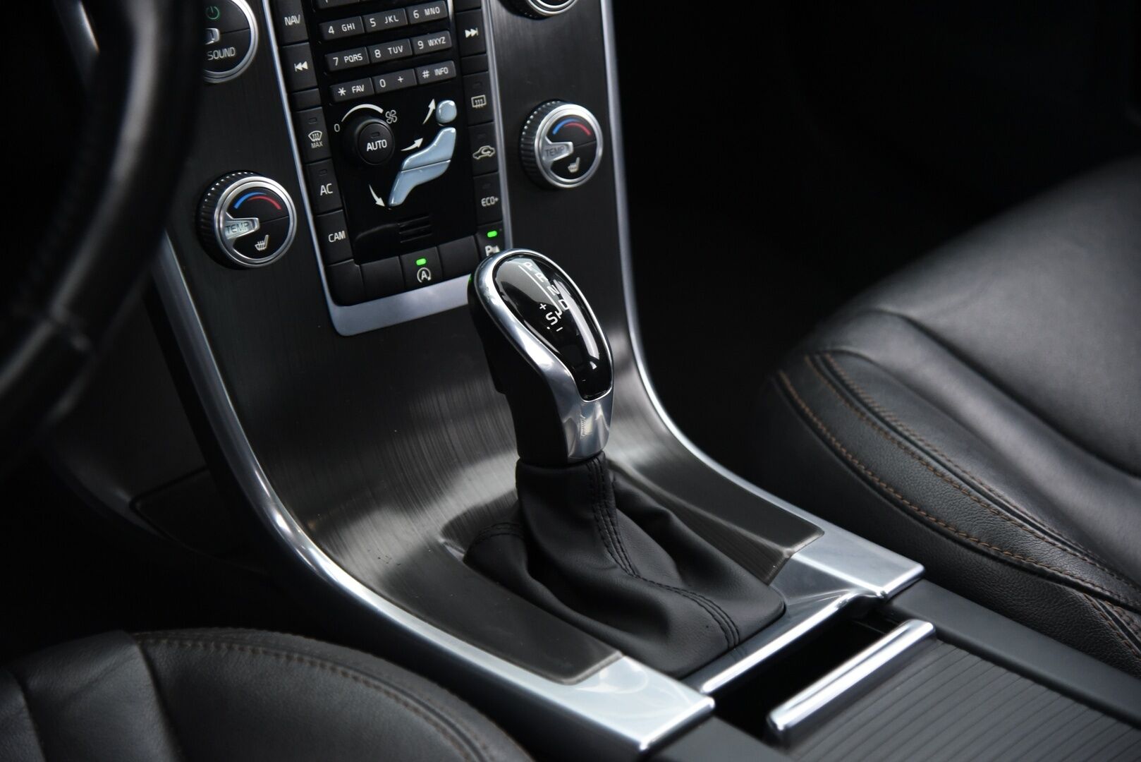Volvo XC60 2015 D3 Summum / Panorama / Lohkolämmitin / Nahkasisusta / Muistipenkki - 2x alumiinivanteet / Hyvillä renkailla!