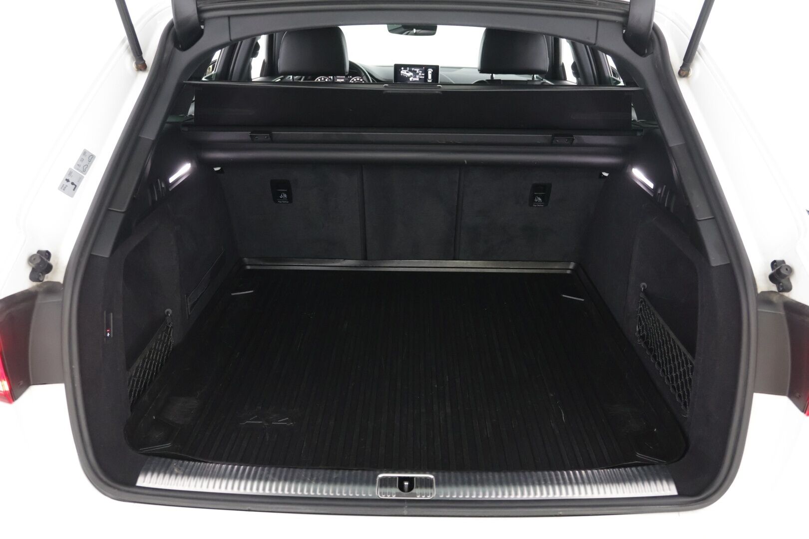 Audi A4 2017 Avant Land of quattro Edition 2,0 TFSI 185 kW quattro S tronic - Suomi-auto / S-Line / Digimittaristo / Webasto / Navi / LED