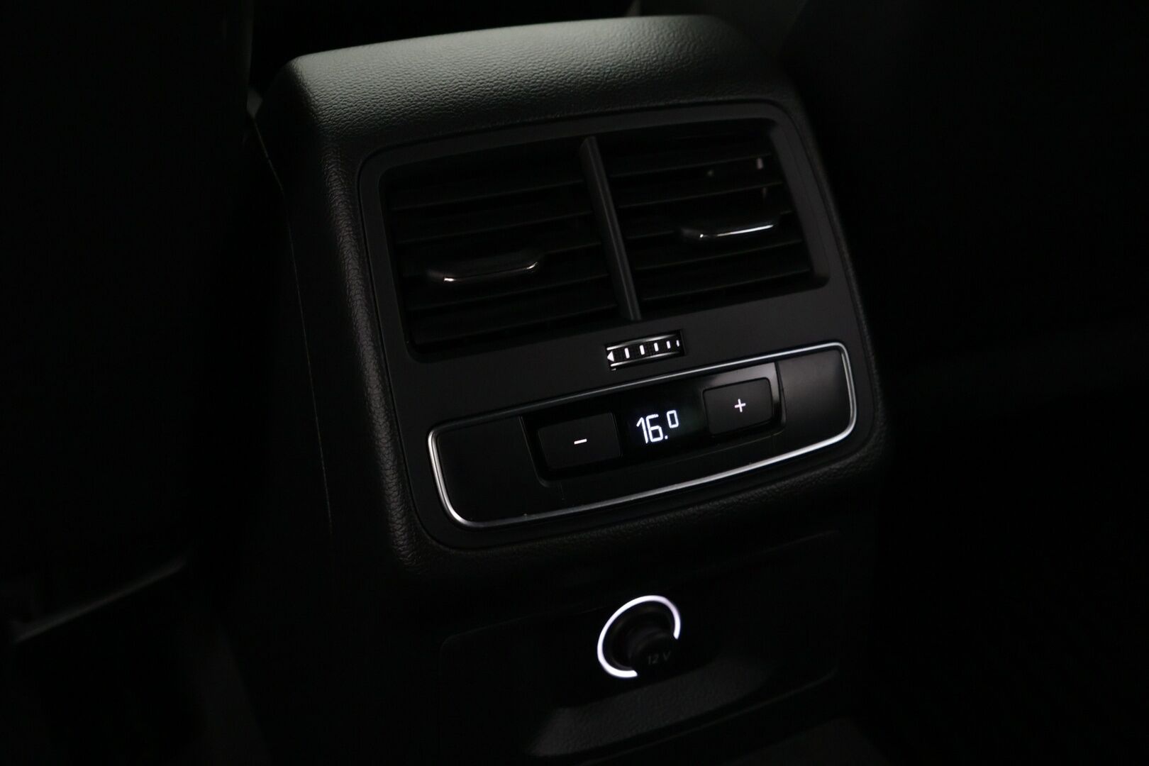 Audi A4 2017 Avant Land of quattro Edition 2,0 TFSI 185 kW quattro S tronic - Suomi-auto / S-Line / Digimittaristo / Webasto / Navi / LED