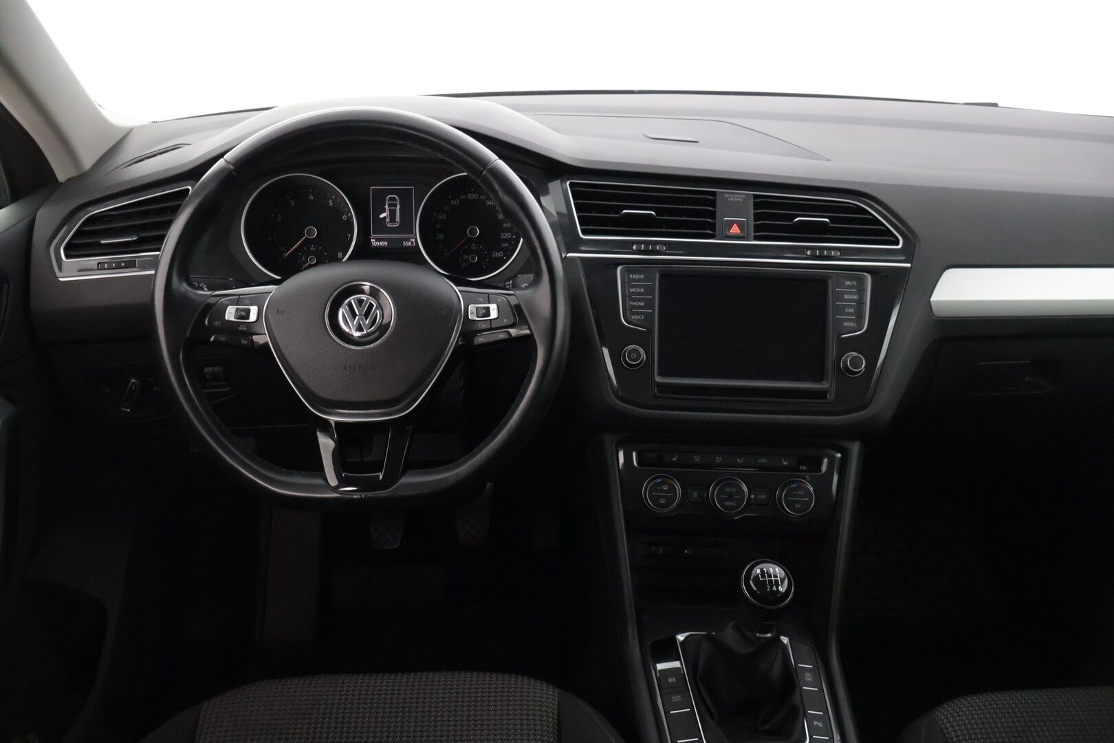 Volkswagen Tiguan 2017 Trendline 1,4 TSI 92 kW (125 hv)* Webasto / Tutkat eteen ja taakse / Apple&Android carplay / Kaistavahti * - *Jakohihna vaihdettu 8/23 / 2.om Suomi-auto / Merkkiliikkeen huoltohistoria / Juuri katsastettu *