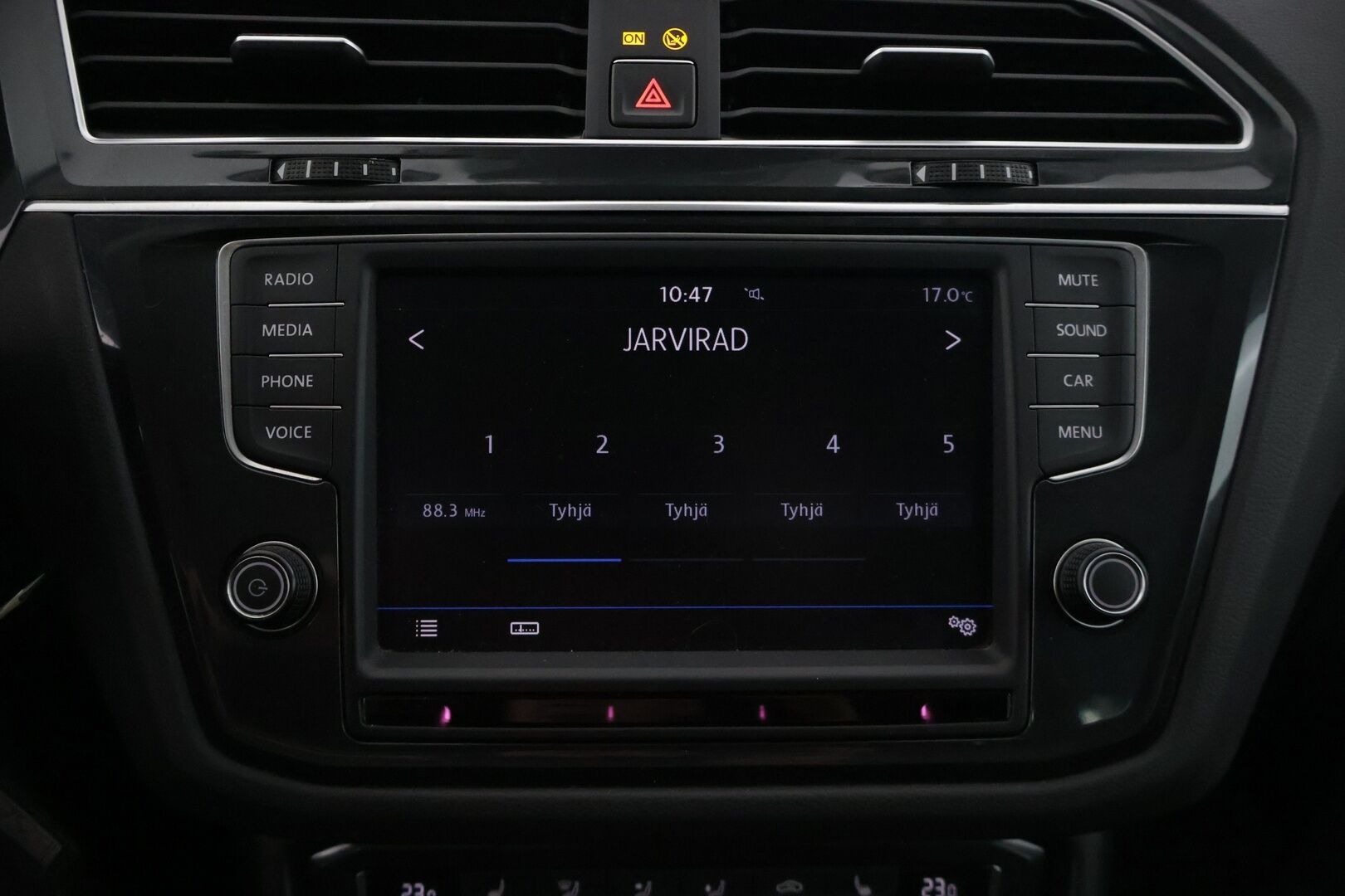 Volkswagen Tiguan 2017 Trendline 1,4 TSI 92 kW (125 hv)* Webasto / Tutkat eteen ja taakse / Apple&Android carplay / Kaistavahti * - *Jakohihna vaihdettu 8/23 / 2.om Suomi-auto / Merkkiliikkeen huoltohistoria / Juuri katsastettu *