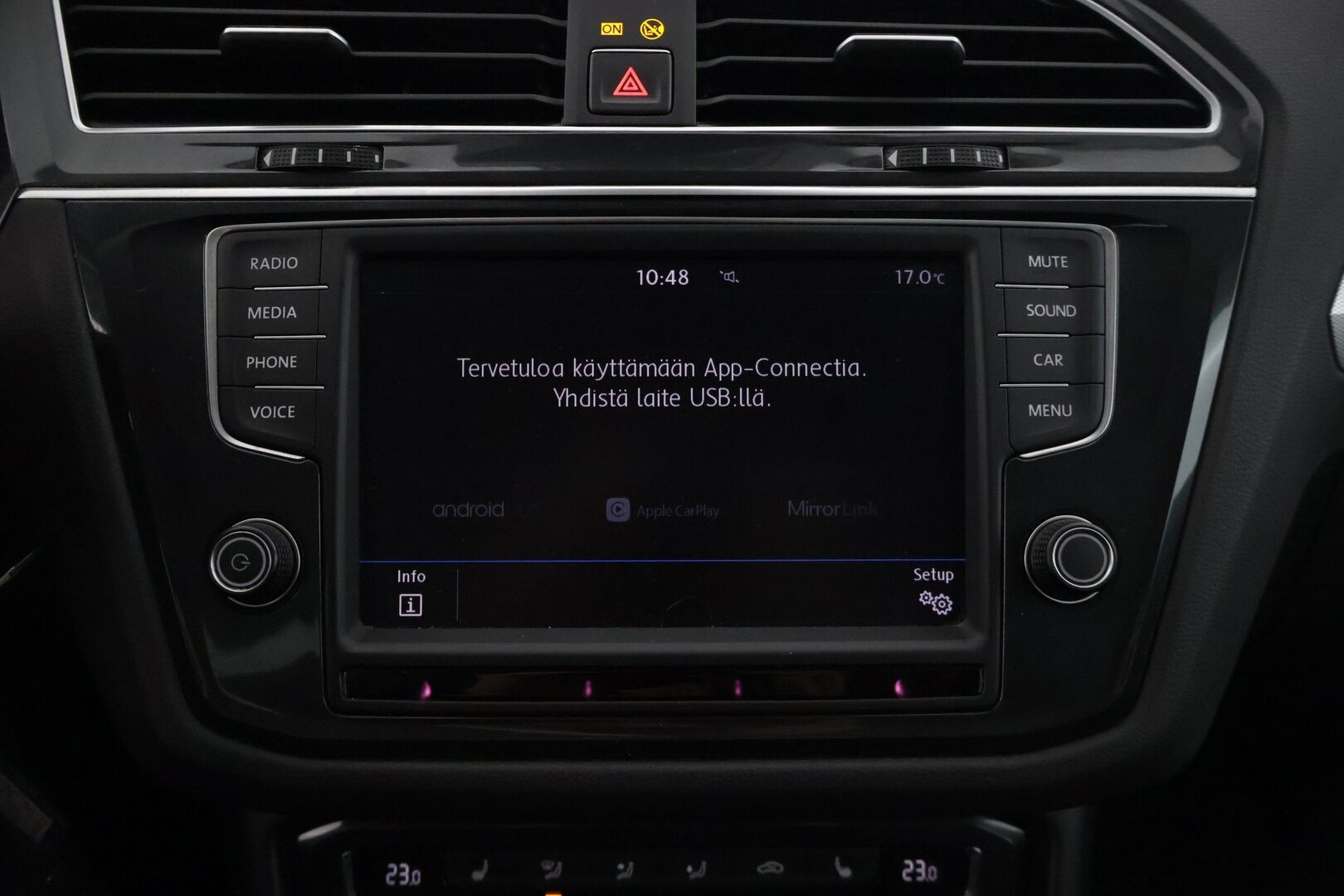 Volkswagen Tiguan 2017 Trendline 1,4 TSI 92 kW (125 hv)* Webasto / Tutkat eteen ja taakse / Apple&Android carplay / Kaistavahti * - *Jakohihna vaihdettu 8/23 / 2.om Suomi-auto / Merkkiliikkeen huoltohistoria / Juuri katsastettu *