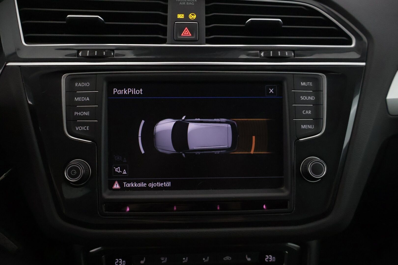 Volkswagen Tiguan 2017 Trendline 1,4 TSI 92 kW (125 hv)* Webasto / Tutkat eteen ja taakse / Apple&Android carplay / Kaistavahti * - *Jakohihna vaihdettu 8/23 / 2.om Suomi-auto / Merkkiliikkeen huoltohistoria / Juuri katsastettu *