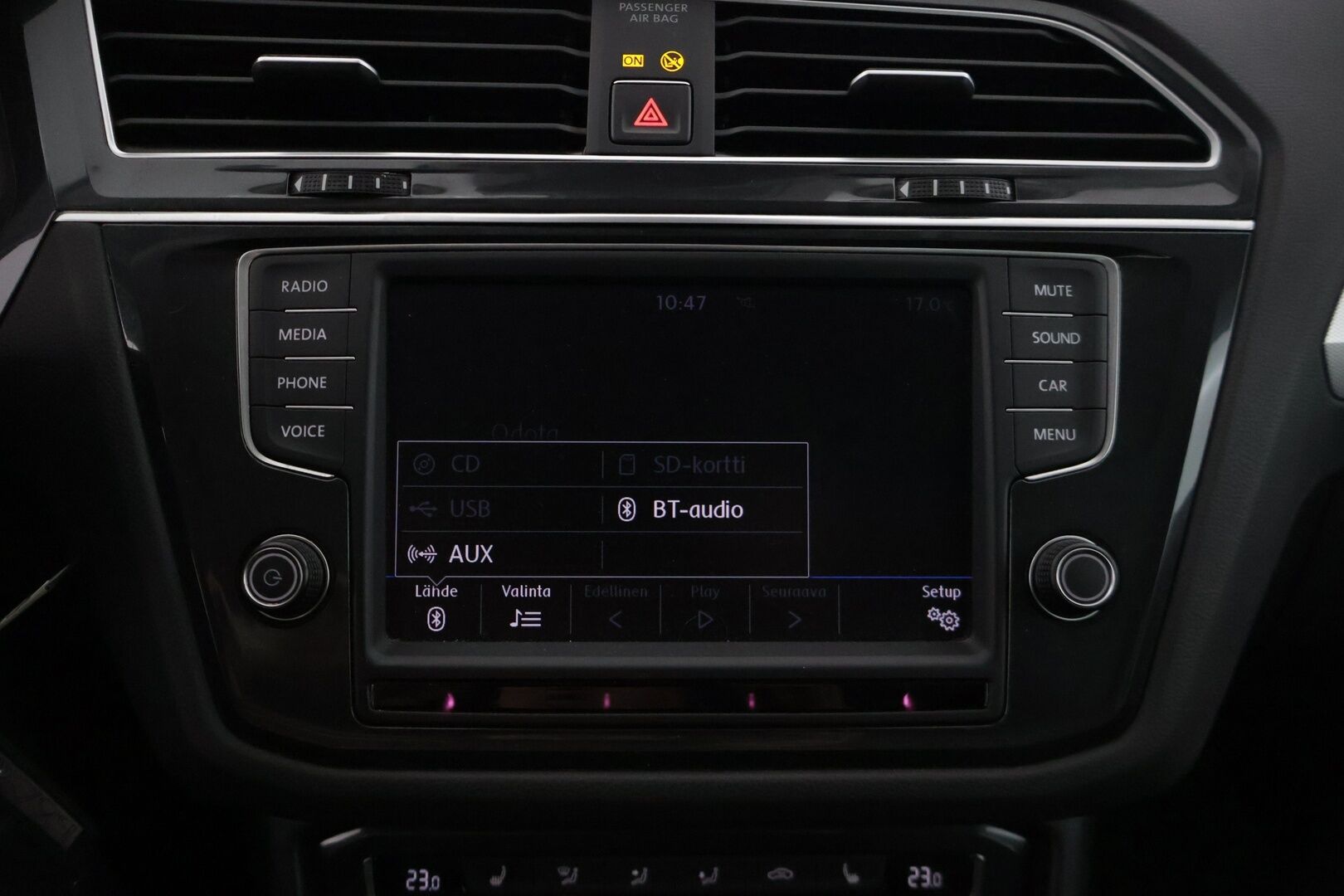Volkswagen Tiguan 2017 Trendline 1,4 TSI 92 kW (125 hv)* Webasto / Tutkat eteen ja taakse / Apple&Android carplay / Kaistavahti * - *Jakohihna vaihdettu 8/23 / 2.om Suomi-auto / Merkkiliikkeen huoltohistoria / Juuri katsastettu *