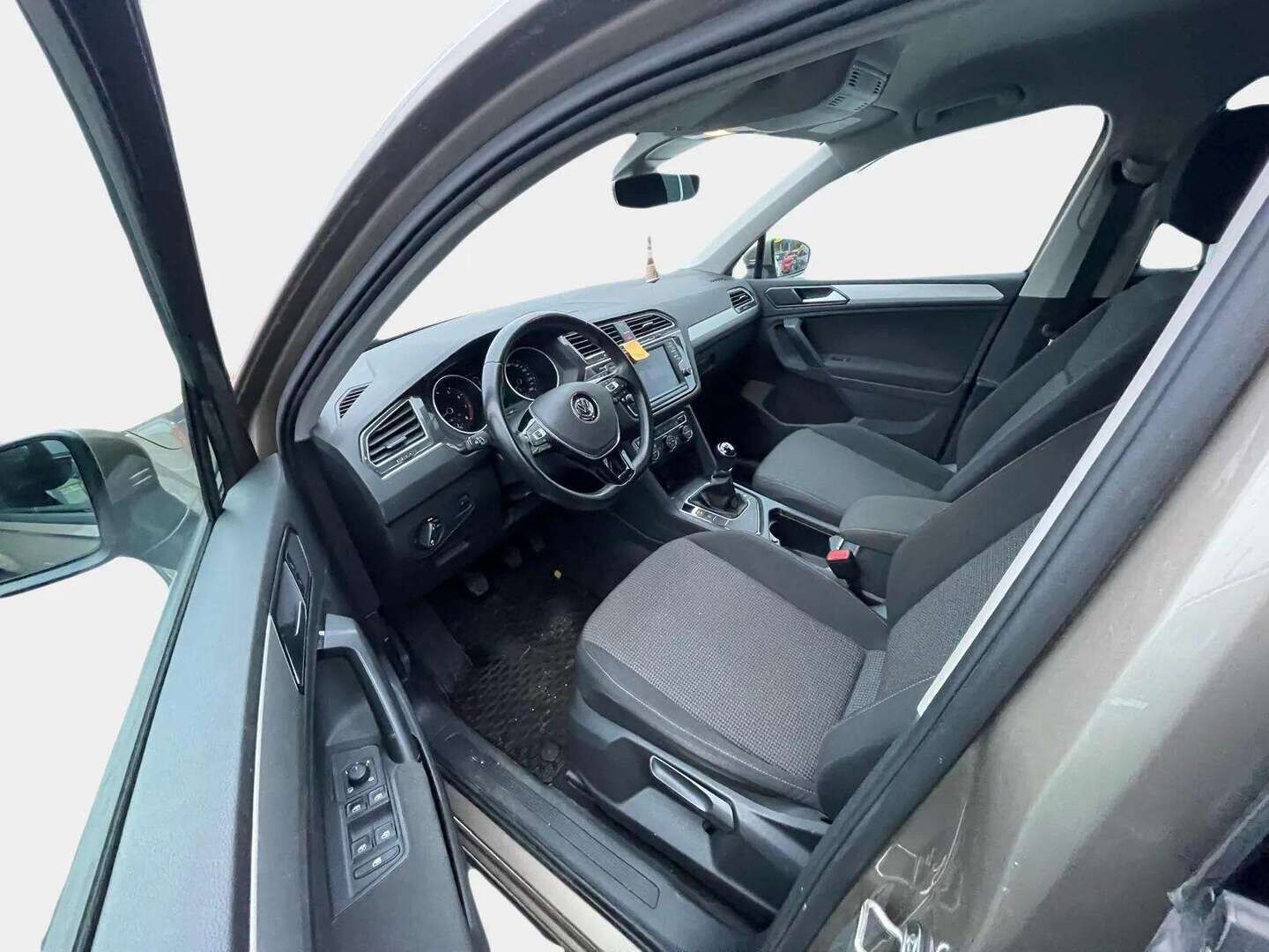 Volkswagen Tiguan 2017 Trendline 1,4 TSI 92 kW (125 hv)* Webasto / Tutkat eteen ja taakse / Apple&Android carplay / Kaistavahti * - *Jakohihna vaihdettu 8/23 / 2.om Suomi-auto / Merkkiliikkeen huoltohistoria *