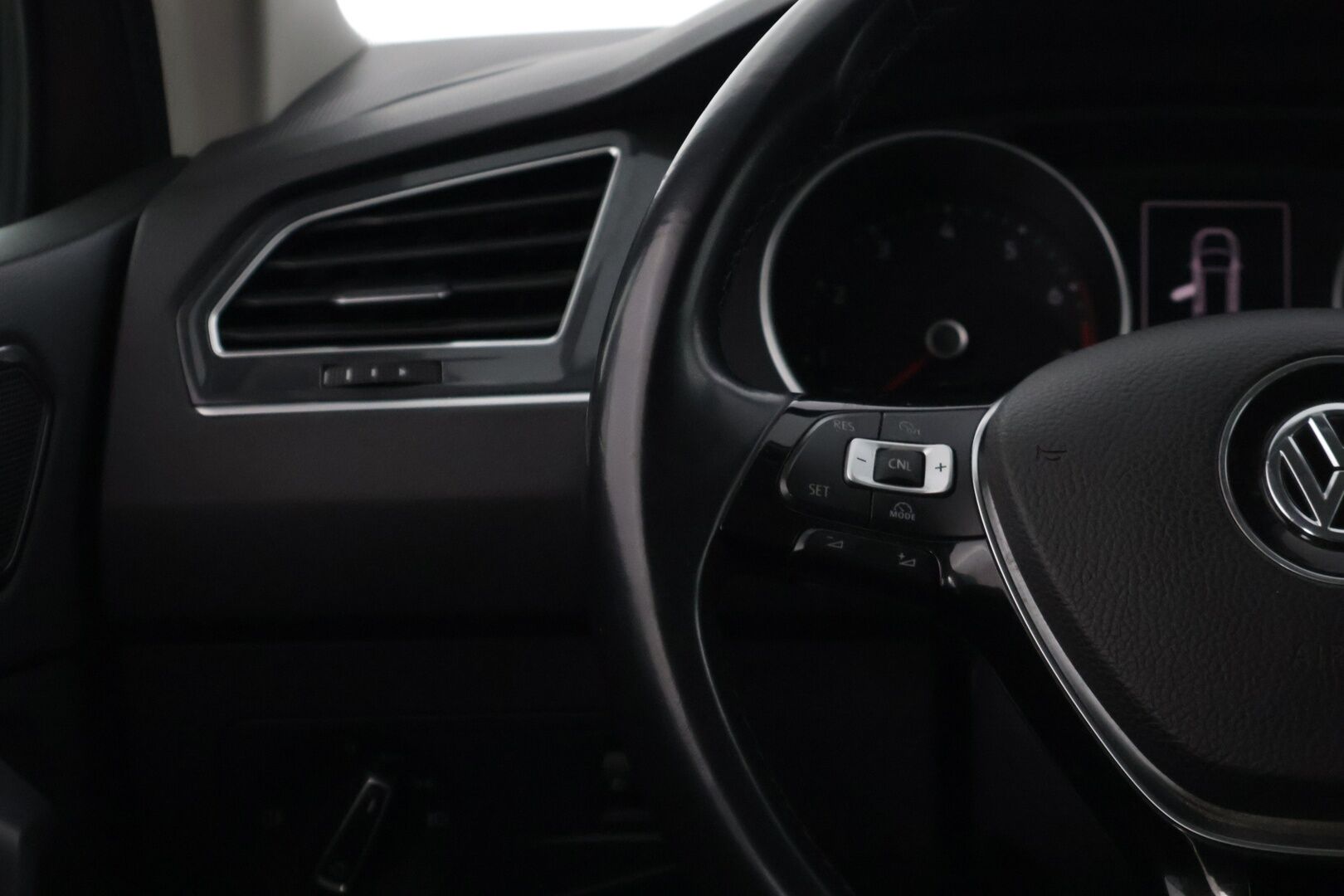 Volkswagen Tiguan 2017 Trendline 1,4 TSI 92 kW (125 hv)* Webasto / Tutkat eteen ja taakse / Apple&Android carplay / Kaistavahti * - *Jakohihna vaihdettu 8/23 / 2.om Suomi-auto / Merkkiliikkeen huoltohistoria / Juuri katsastettu *