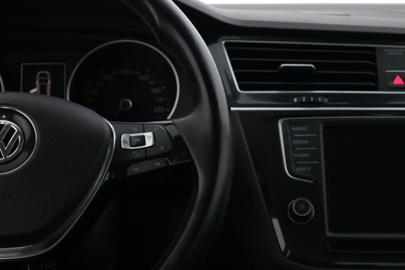 Volkswagen Tiguan 2017 Trendline 1,4 TSI 92 kW (125 hv)* Webasto / Tutkat eteen ja taakse / Apple&Android carplay / Kaistavahti * - *Jakohihna vaihdettu 8/23 / 2.om Suomi-auto / Merkkiliikkeen huoltohistoria / Juuri katsastettu *