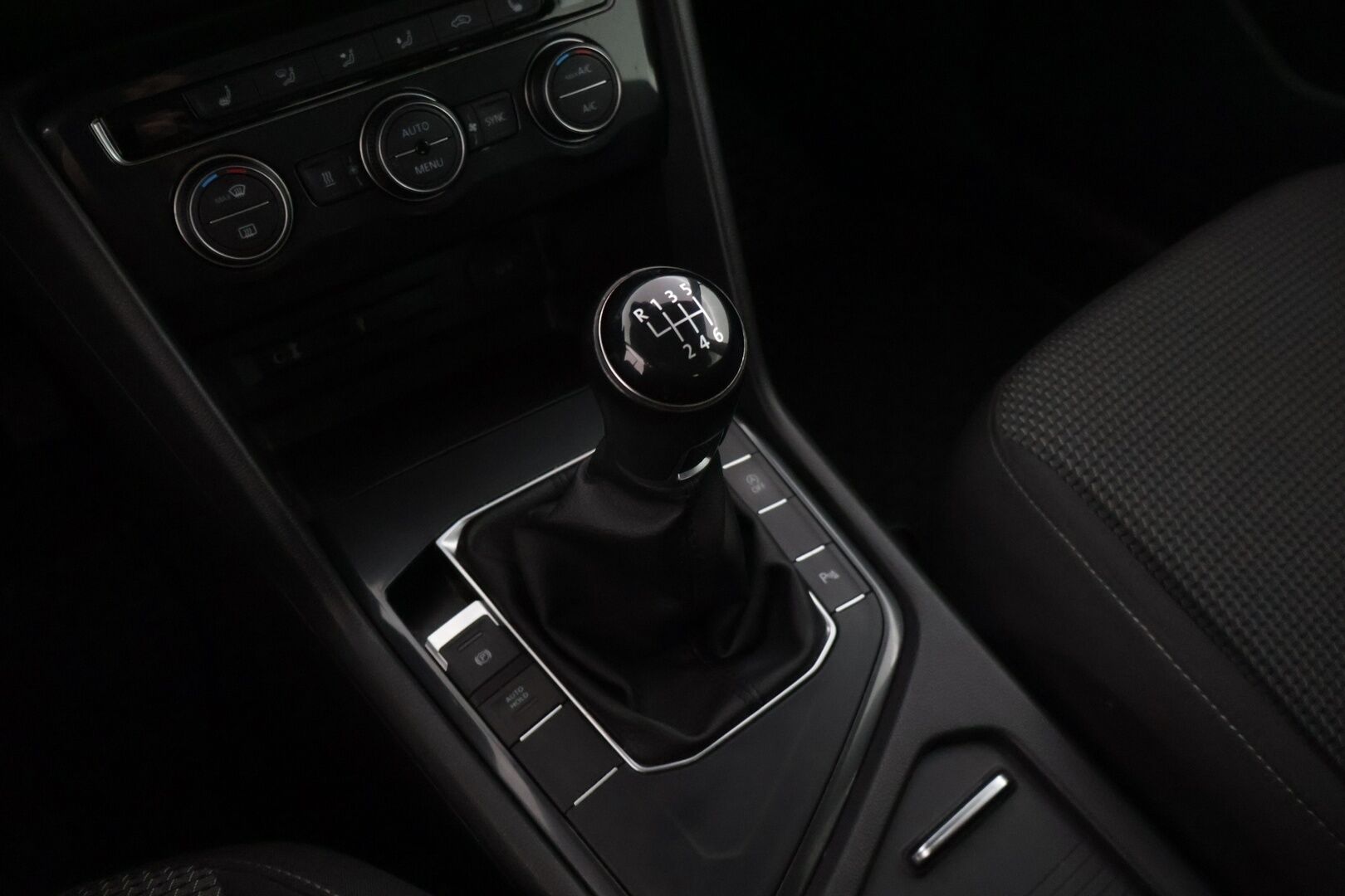 Volkswagen Tiguan 2017 Trendline 1,4 TSI 92 kW (125 hv)* Webasto / Tutkat eteen ja taakse / Apple&Android carplay / Kaistavahti * - *Jakohihna vaihdettu 8/23 / 2.om Suomi-auto / Merkkiliikkeen huoltohistoria / Juuri katsastettu *