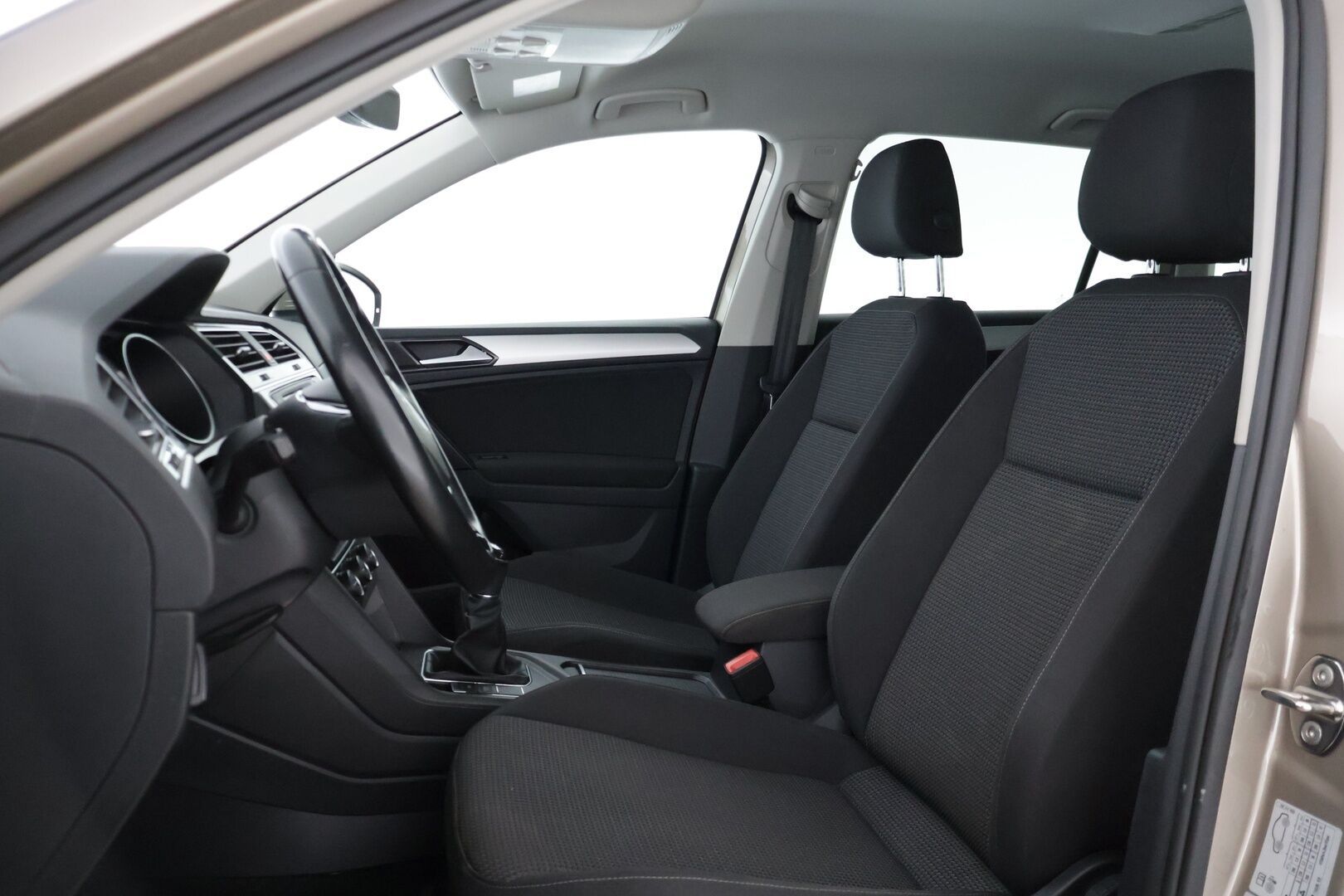 Volkswagen Tiguan 2017 Trendline 1,4 TSI 92 kW (125 hv)* Webasto / Tutkat eteen ja taakse / Apple&Android carplay / Kaistavahti * - *Jakohihna vaihdettu 8/23 / 2.om Suomi-auto / Merkkiliikkeen huoltohistoria / Juuri katsastettu *