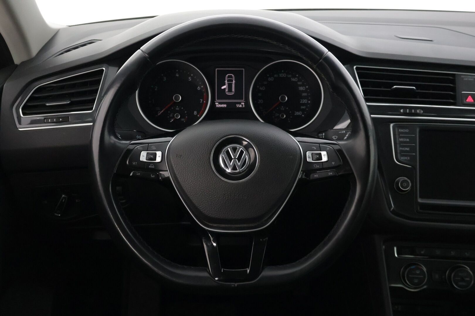 Volkswagen Tiguan 2017 Trendline 1,4 TSI 92 kW (125 hv)* Webasto / Tutkat eteen ja taakse / Apple&Android carplay / Kaistavahti * - *Jakohihna vaihdettu 8/23 / 2.om Suomi-auto / Merkkiliikkeen huoltohistoria / Juuri katsastettu *
