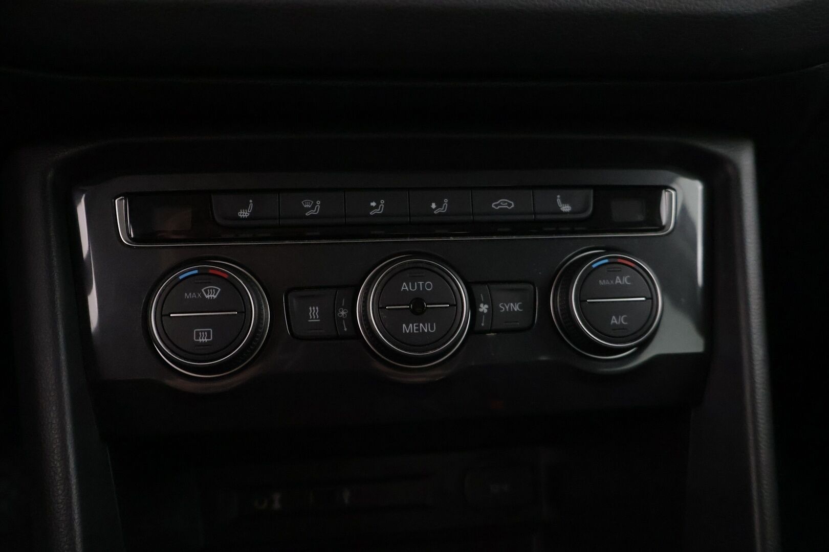 Volkswagen Tiguan 2017 Trendline 1,4 TSI 92 kW (125 hv)* Webasto / Tutkat eteen ja taakse / Apple&Android carplay / Kaistavahti * - *Jakohihna vaihdettu 8/23 / 2.om Suomi-auto / Merkkiliikkeen huoltohistoria / Juuri katsastettu *