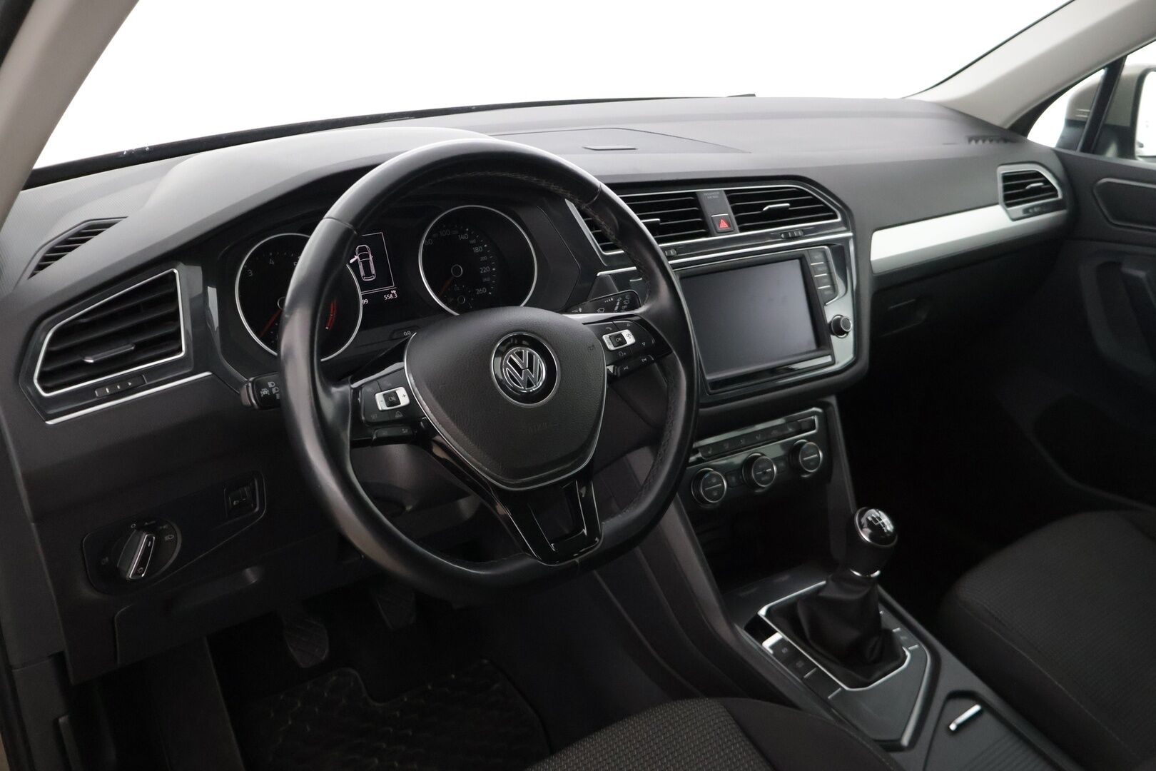 Volkswagen Tiguan 2017 Trendline 1,4 TSI 92 kW (125 hv)* Webasto / Tutkat eteen ja taakse / Apple&Android carplay / Kaistavahti * - *Jakohihna vaihdettu 8/23 / 2.om Suomi-auto / Merkkiliikkeen huoltohistoria / Juuri katsastettu *