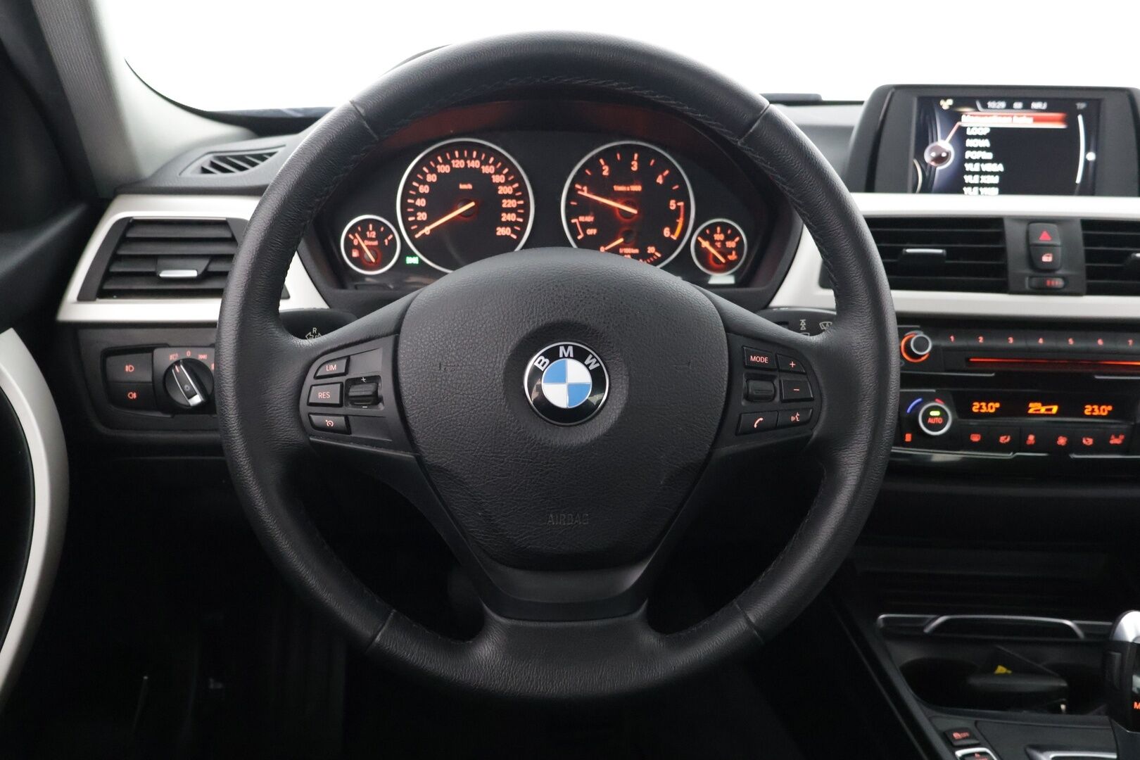 BMW 320 2016 F30 Sedan A xDrive Business * LED /  Lohkolämmitin / Parkkitutkat / Vakionopeudensäädin* - 1-omisteinen Suomi-auto / Facelift / Neliveto / Hyvä historia *