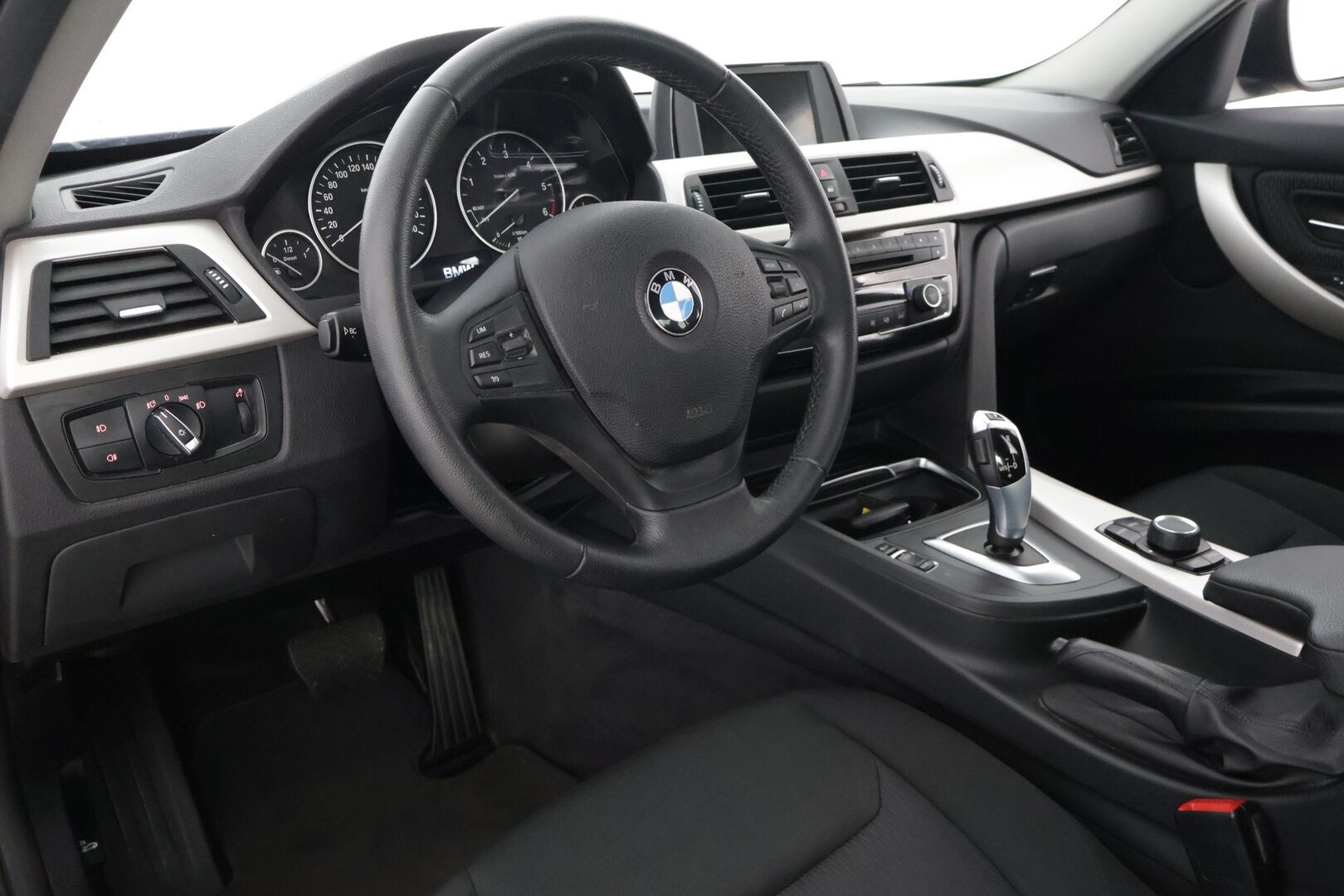 BMW 320 2016 F30 Sedan A xDrive Business * LED /  Lohkolämmitin / Parkkitutkat / Vakionopeudensäädin* - 1-omisteinen Suomi-auto / Facelift / Neliveto / Hyvä historia *