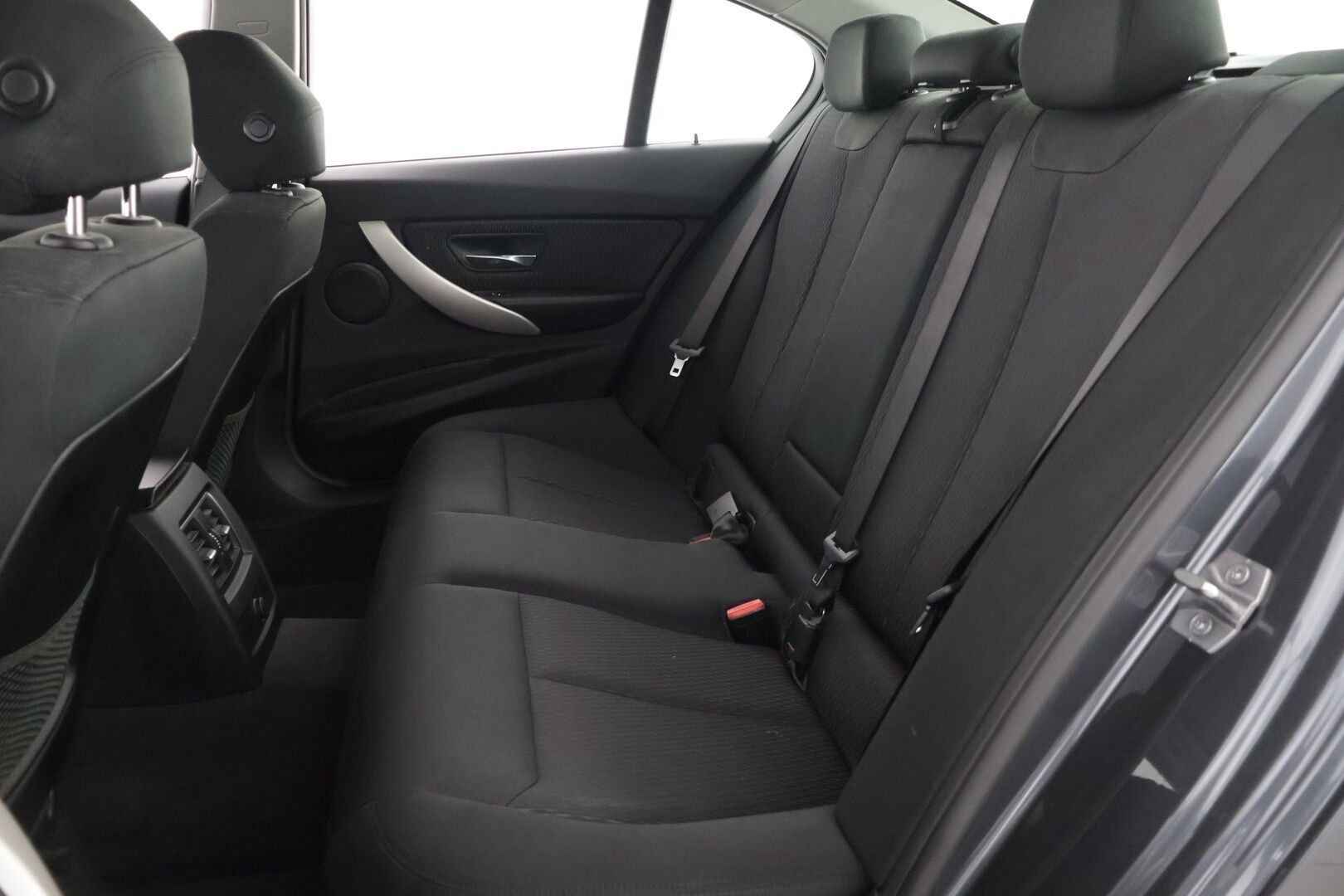 BMW 320 2016 F30 Sedan A xDrive Business * LED /  Lohkolämmitin / Parkkitutkat / Vakionopeudensäädin* - 1-omisteinen Suomi-auto / Facelift / Neliveto / Hyvä historia *