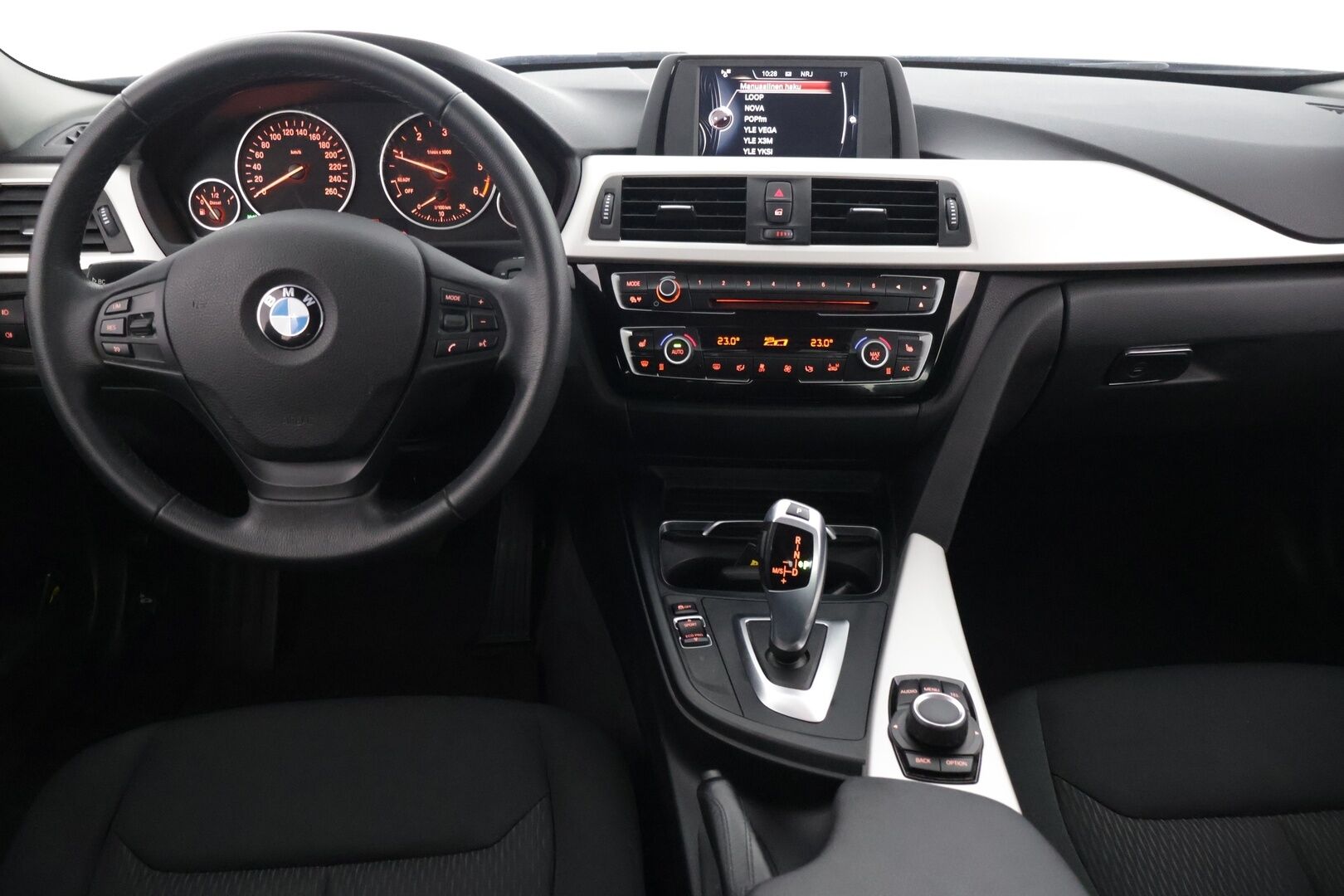 BMW 320 2016 F30 Sedan A xDrive Business * LED /  Lohkolämmitin / Parkkitutkat / Vakionopeudensäädin* - 1-omisteinen Suomi-auto / Facelift / Neliveto / Hyvä historia *