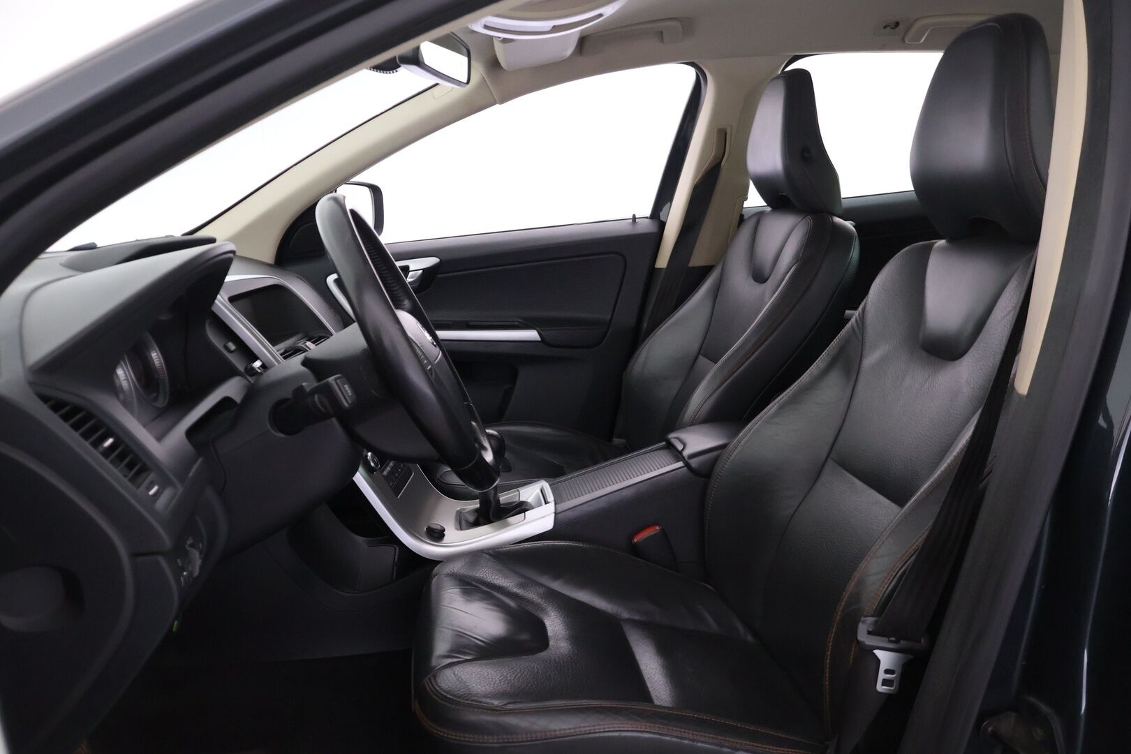 Volvo XC60 2008 2,4D AWD Summum - YritysOutlet - Myydään vain yrityksille - - Lohko | Sähkösäätöinen kuljettajan istuin muistilla | Koukku | KeyLessGo |  Vakkari | Kaistavahti | Blis | Nahkasisusta | P.tutkat | Penkinlämmittimet edessä ja takana | 
