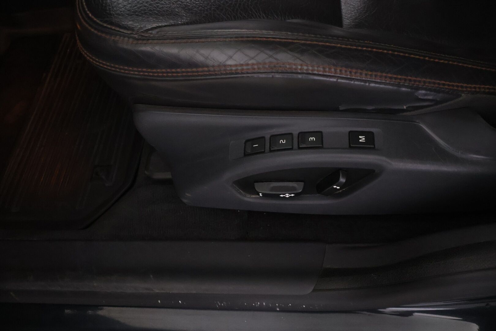 Volvo XC60 2008 2,4D AWD Summum - YritysOutlet - Myydään vain yrityksille - - Lohko | Sähkösäätöinen kuljettajan istuin muistilla | Koukku | KeyLessGo |  Vakkari | Kaistavahti | Blis | Nahkasisusta | P.tutkat | Penkinlämmittimet edessä ja takana | 