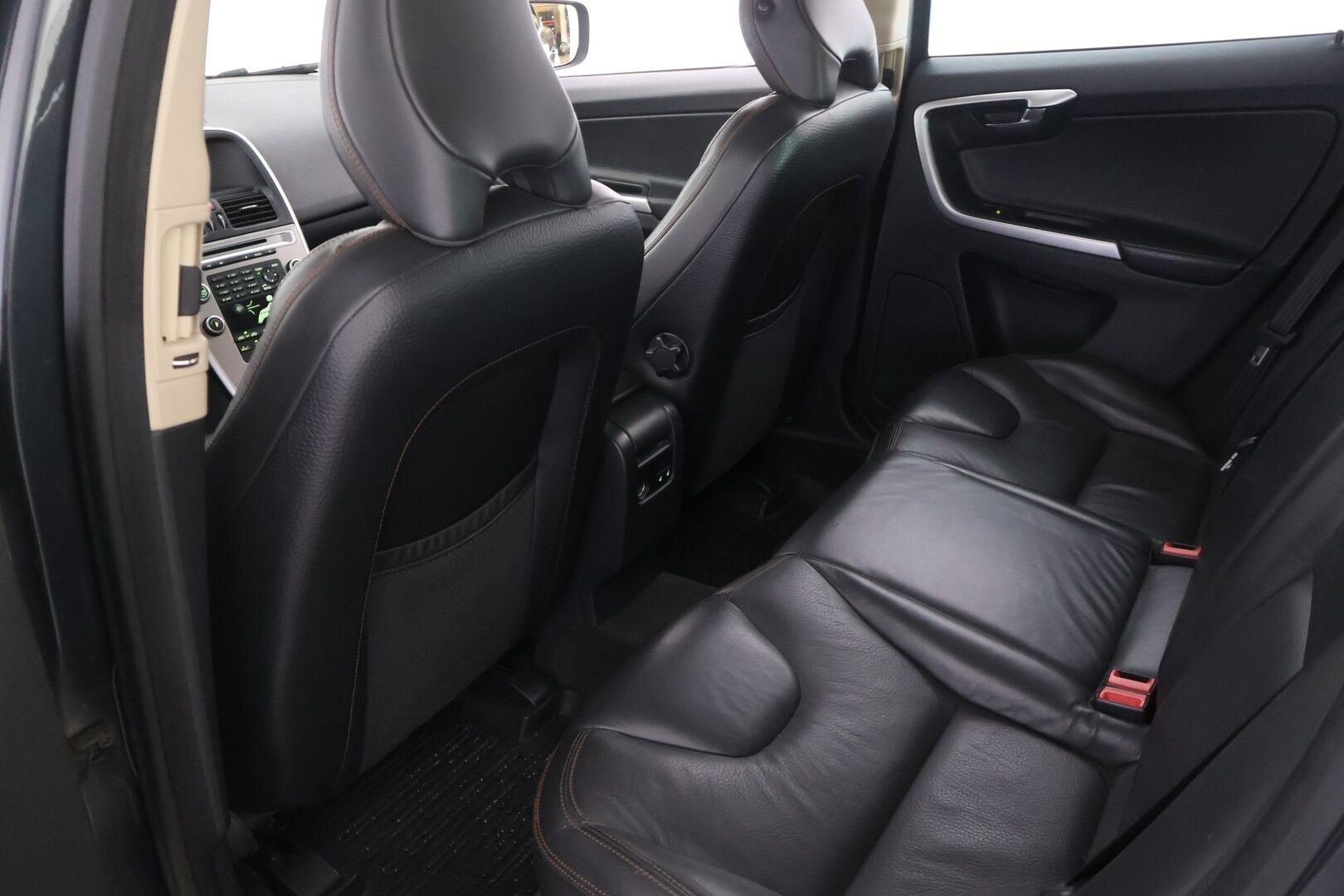 Volvo XC60 2008 2,4D AWD Summum - YritysOutlet - Myydään vain yrityksille - - Lohko | Sähkösäätöinen kuljettajan istuin muistilla | Koukku | KeyLessGo |  Vakkari | Kaistavahti | Blis | Nahkasisusta | P.tutkat | Penkinlämmittimet edessä ja takana | 