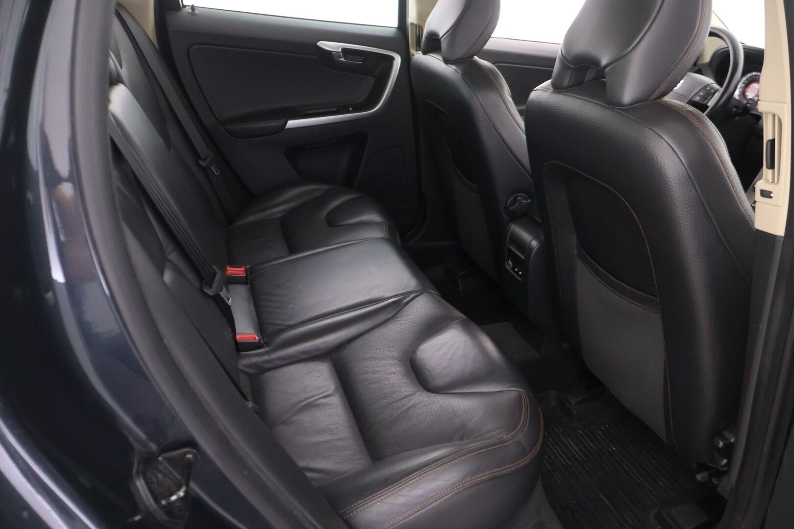 Volvo XC60 2008 2,4D AWD Summum - YritysOutlet - Myydään vain yrityksille - - Lohko | Sähkösäätöinen kuljettajan istuin muistilla | Koukku | KeyLessGo |  Vakkari | Kaistavahti | Blis | Nahkasisusta | P.tutkat | Penkinlämmittimet edessä ja takana | 
