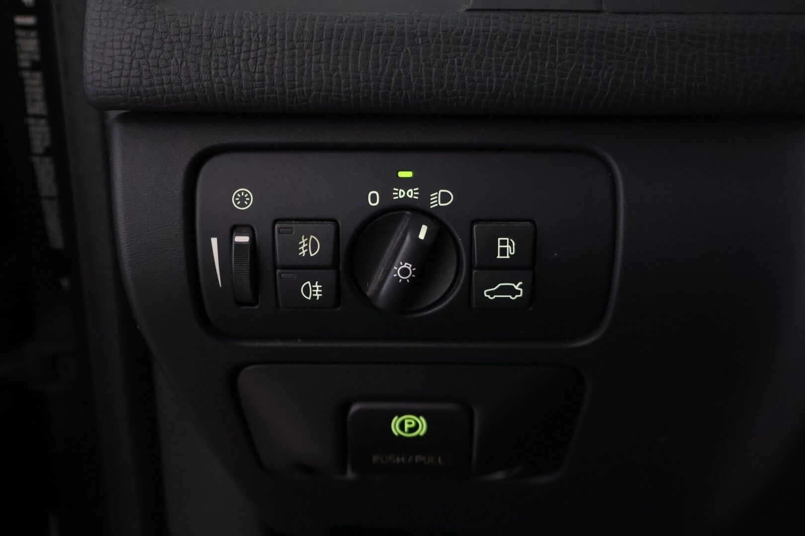 Volvo XC60 2008 2,4D AWD Summum - YritysOutlet - Myydään vain yrityksille - - Lohko | Sähkösäätöinen kuljettajan istuin muistilla | Koukku | KeyLessGo |  Vakkari | Kaistavahti | Blis | Nahkasisusta | P.tutkat | Penkinlämmittimet edessä ja takana | 