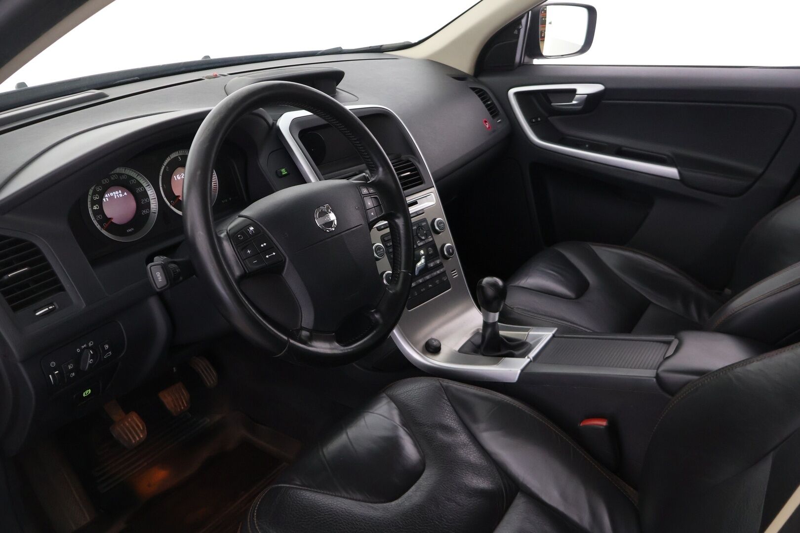 Volvo XC60 2008 2,4D AWD Summum - YritysOutlet - Myydään vain yrityksille - - Lohko | Sähkösäätöinen kuljettajan istuin muistilla | Koukku | KeyLessGo |  Vakkari | Kaistavahti | Blis | Nahkasisusta | P.tutkat | Penkinlämmittimet edessä ja takana | 