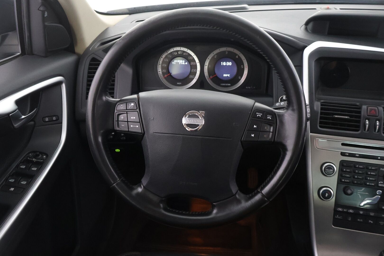 Volvo XC60 2008 2,4D AWD Summum - YritysOutlet - Myydään vain yrityksille - - Lohko | Sähkösäätöinen kuljettajan istuin muistilla | Koukku | KeyLessGo |  Vakkari | Kaistavahti | Blis | Nahkasisusta | P.tutkat | Penkinlämmittimet edessä ja takana | 