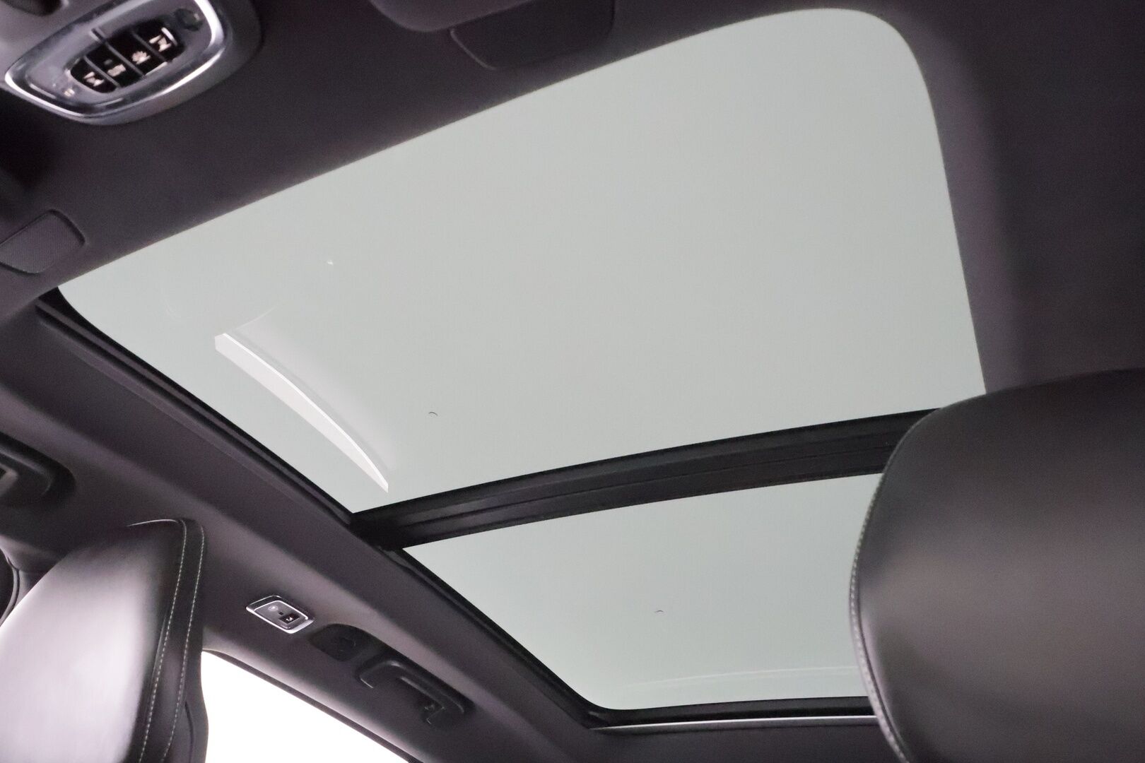 Volvo XC90 2017 T8 Twin Engine AWD R-Design aut 7-P * Webasto / Koukku / ACC / Full-LED / 360 / Sportpenkit Muistilla / Navi * - Panorama / Akku kuntotarkastettu SoH 93,2% / Kahdet renkaat aluvanteilla / 2x Latauskaapelit / Suomi-auto