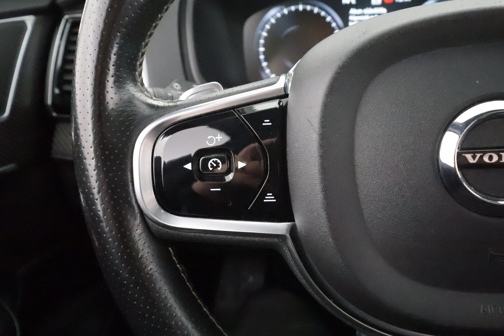 Volvo XC90 2017 T8 Twin Engine AWD R-Design aut 7-P * Webasto / Koukku / ACC / Full-LED / 360 / Sportpenkit Muistilla / Navi * - Panorama / Akku kuntotarkastettu SoH 93,2% / Kahdet renkaat aluvanteilla / 2x Latauskaapelit / Suomi-auto