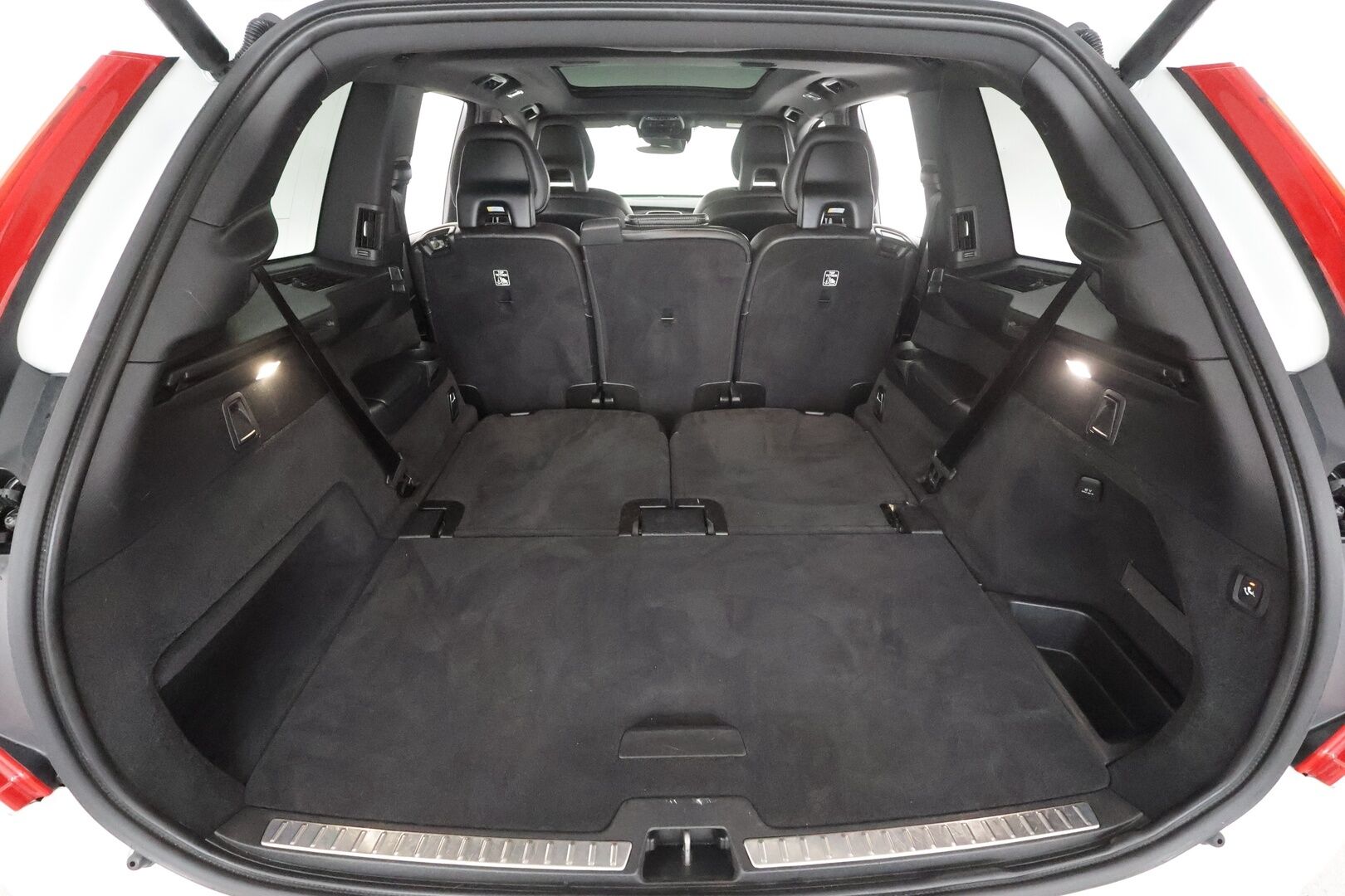 Volvo XC90 2017 T8 Twin Engine AWD R-Design aut 7-P * Webasto / Koukku / ACC / Full-LED / 360 / Sportpenkit Muistilla / Navi * - Panorama / Akku kuntotarkastettu SoH 93,2% / Kahdet renkaat aluvanteilla / 2x Latauskaapelit / Suomi-auto