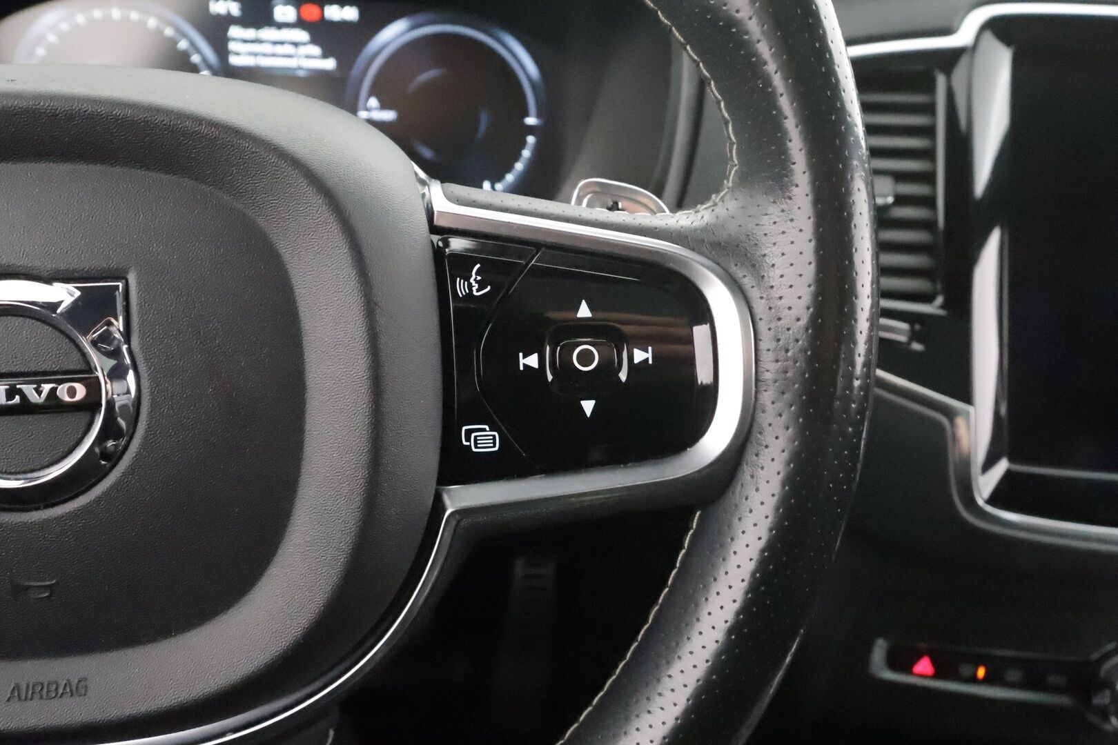 Volvo XC90 2017 T8 Twin Engine AWD R-Design aut 7-P * Webasto / Koukku / ACC / Full-LED / 360 / Sportpenkit Muistilla / Navi * - Panorama / Akku kuntotarkastettu SoH 93,2% / Kahdet renkaat aluvanteilla / 2x Latauskaapelit / Suomi-auto