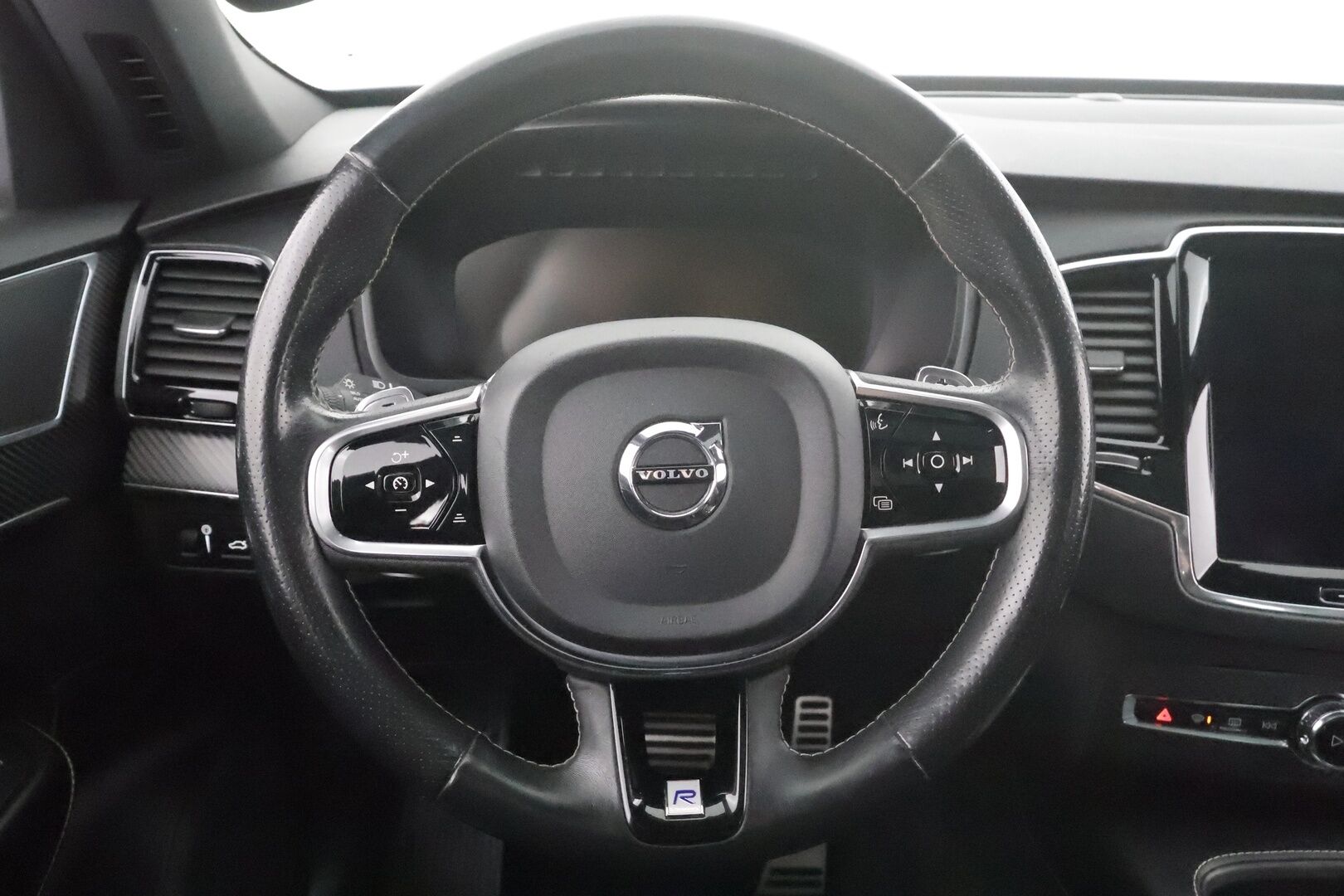 Volvo XC90 2017 T8 Twin Engine AWD R-Design aut 7-P * Webasto / Koukku / ACC / Full-LED / 360 / Sportpenkit Muistilla / Navi * - Panorama / Akku kuntotarkastettu SoH 93,2% / Kahdet renkaat aluvanteilla / 2x Latauskaapelit / Suomi-auto