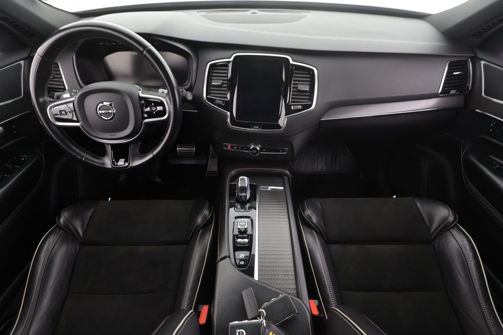 Volvo XC90 2017 T8 Twin Engine AWD R-Design aut 7-P * Webasto / Koukku / ACC / Full-LED / 360 / Sportpenkit Muistilla / Navi * - Panorama / Akku kuntotarkastettu SoH 93,2% / Kahdet renkaat aluvanteilla / 2x Latauskaapelit / Suomi-auto